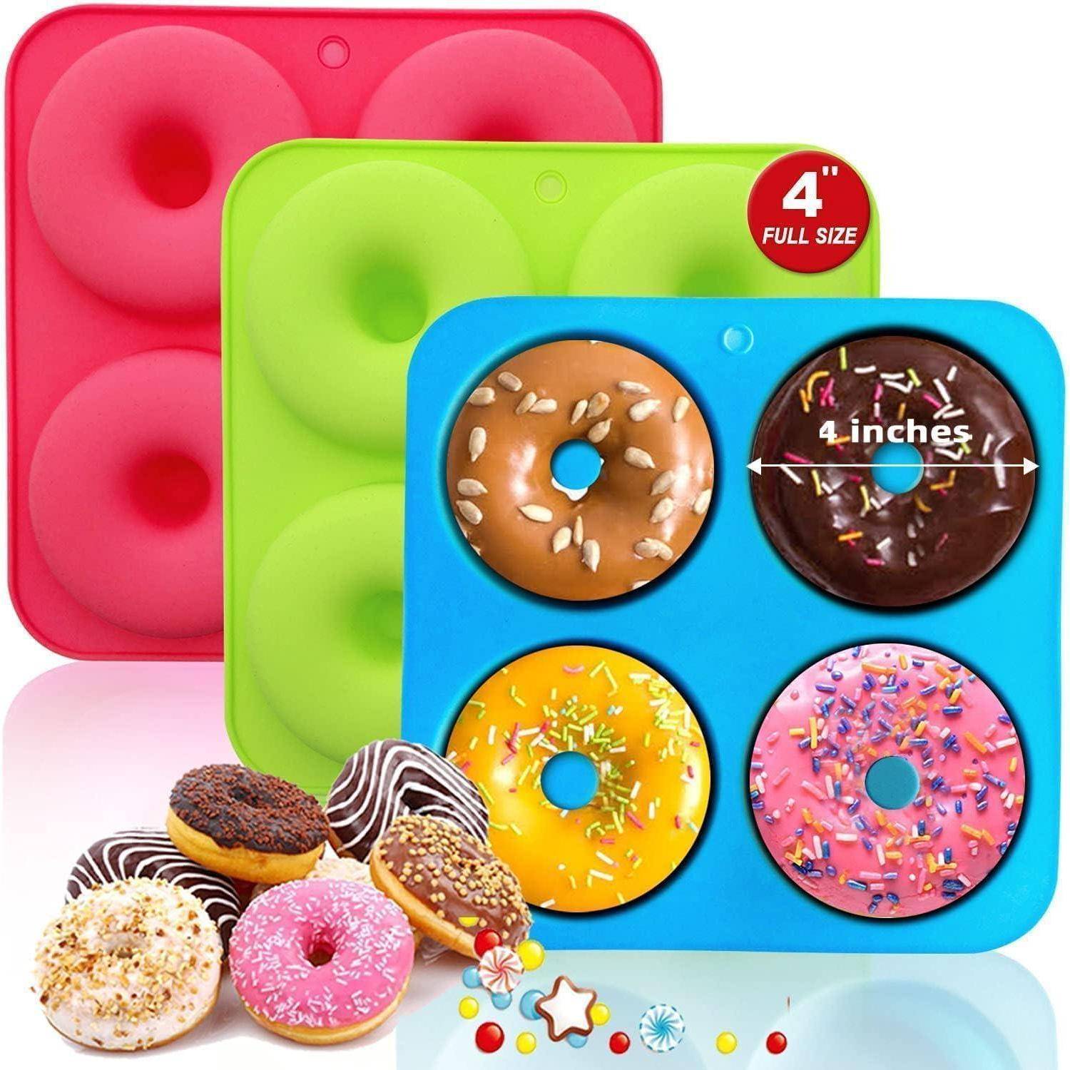 Satz von drei bunten Silikondonutformen, jede mit vier Vertiefungen, und eine Auswahl dekorierter Donuts im Vordergrund.