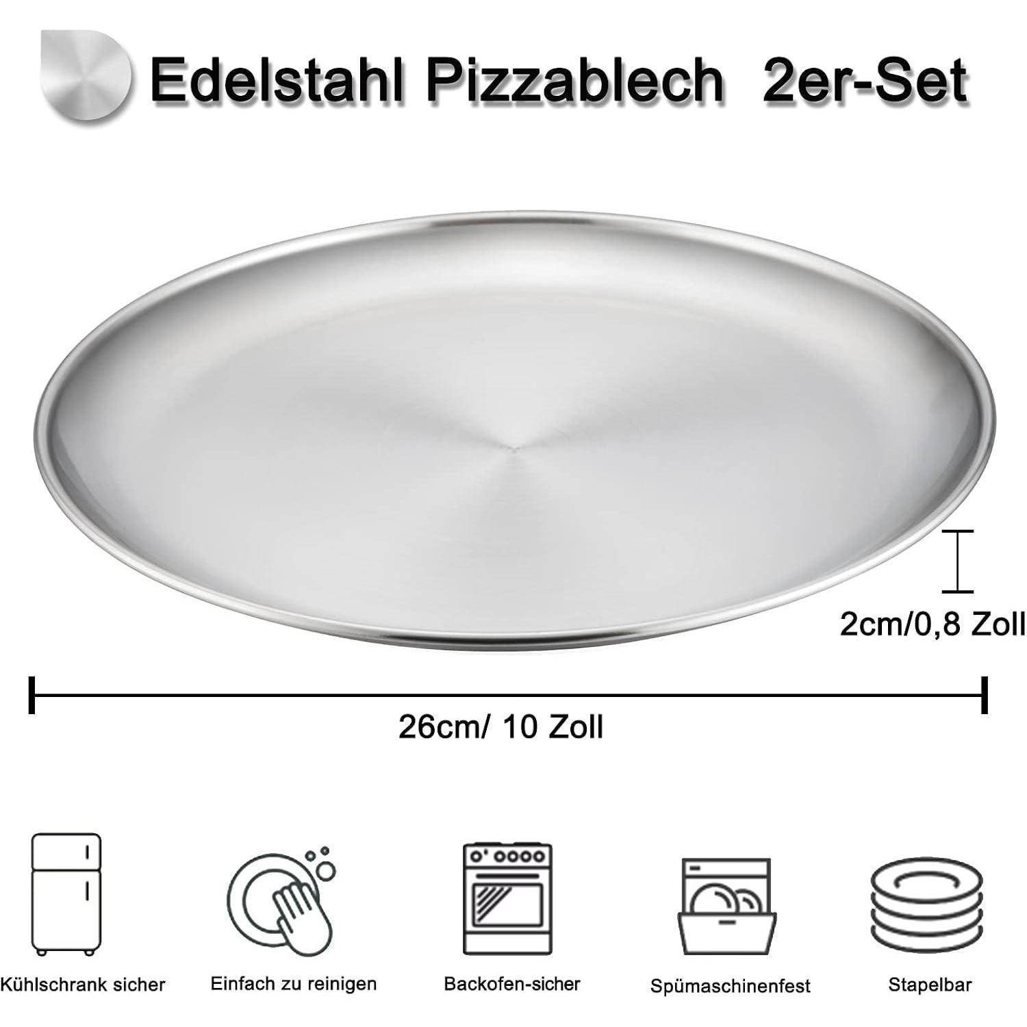 Ein rundes Pizzablech aus Edelstahl mit 26 cm Durchmesser, gekennzeichnet als 'Edelstahl Pizzablech 2er-Set'. Symbole zeigen Eigenschaften: kühlschranktauglich, leicht zu reinigen, backofenfest, spülmaschinenfest, stapelbar.