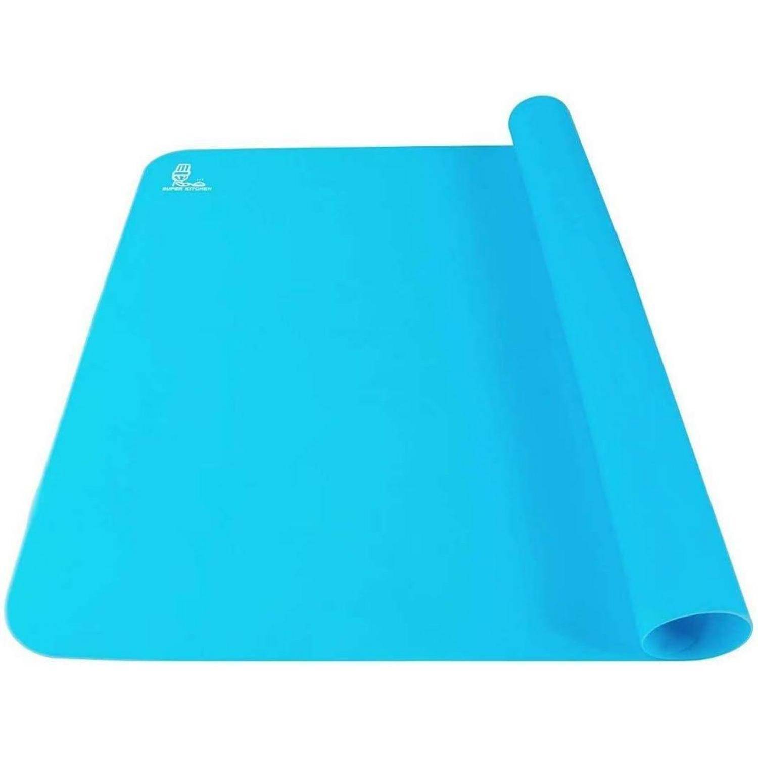 Eine blaue aufgerollte Silikonbackmatte mit glatter Oberfläche, die zum Backen und Kochen ohne Anhaften verwendet wird.