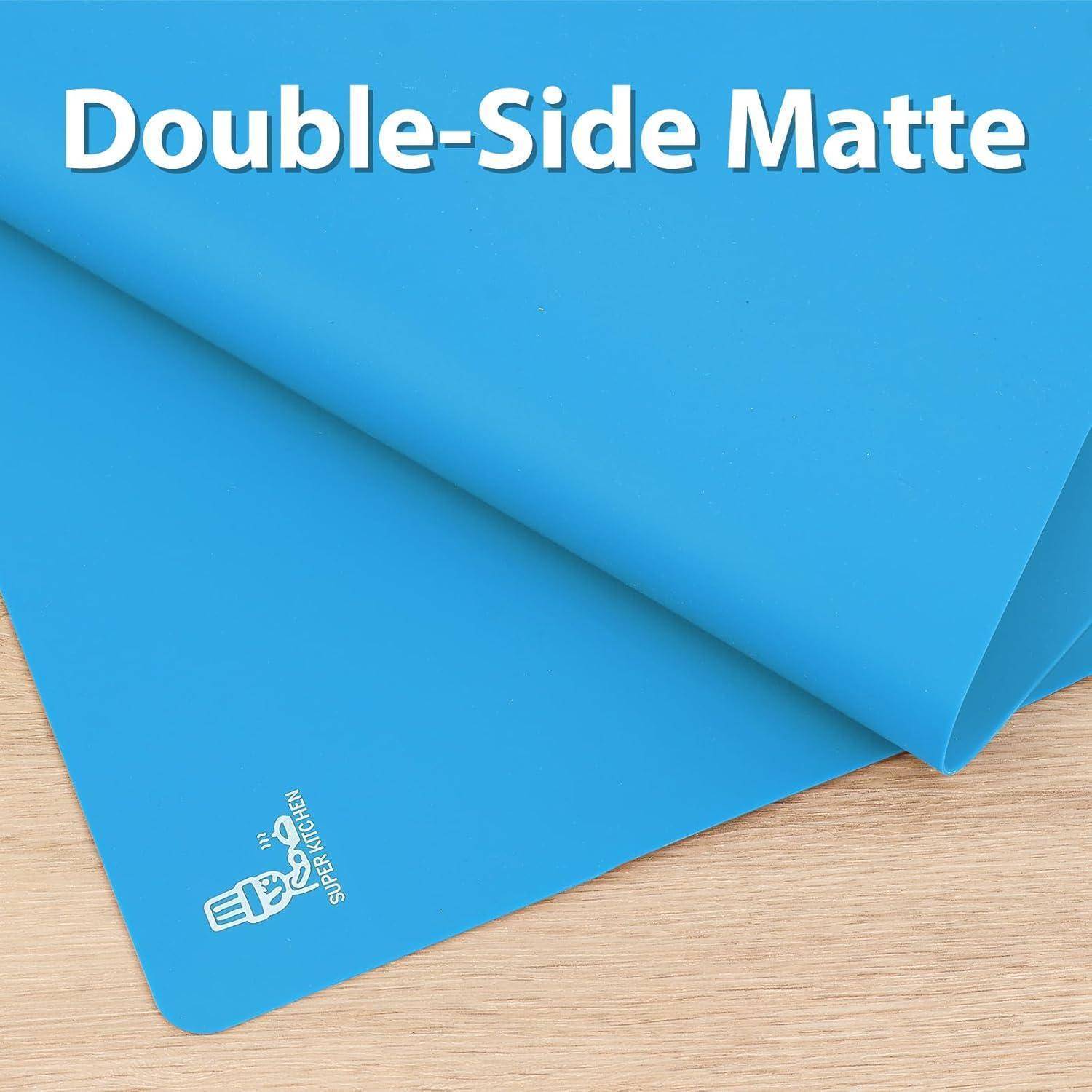 Blaue doppelseitige matte Oberfläche auf einem hellen Holzuntergrund mit einem kleinen Symbol und dem Text „Double-Side Matte