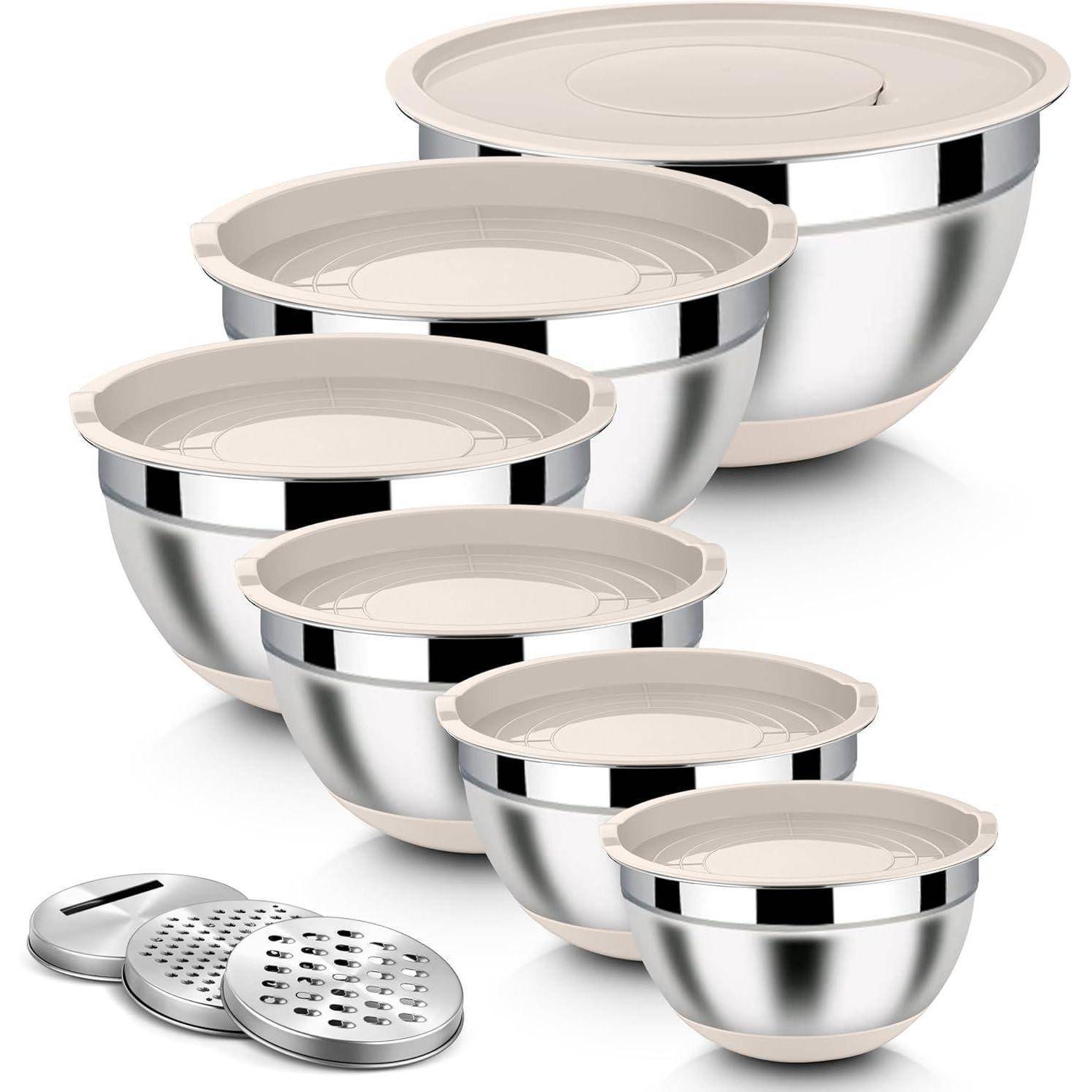 Ein Set aus fünf Edelstahlmischbehältern mit weißen Deckeln, von größtem zu kleinstem angeordnet, zusammen mit vier kreisförmigen Reiberaufsätzen.
