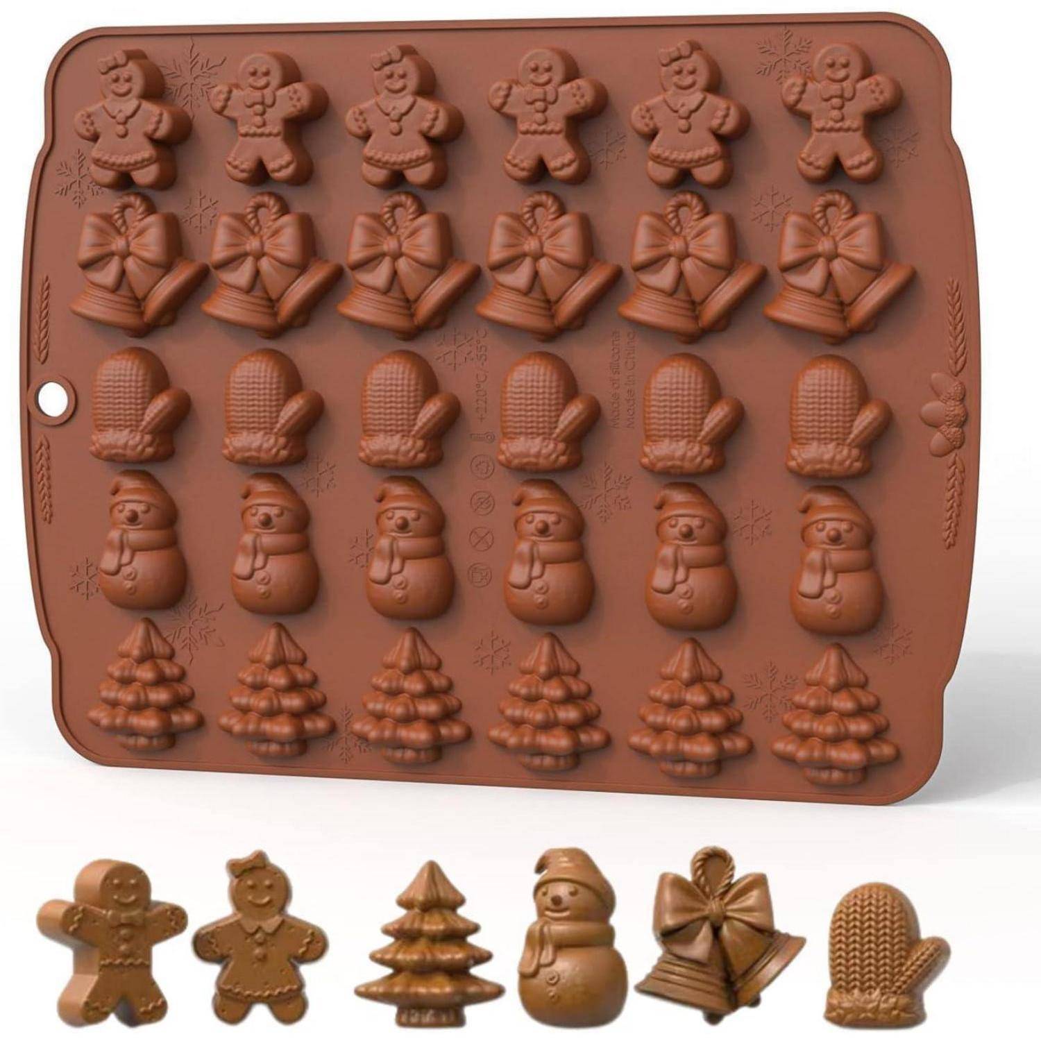 Eine braune Silikonbackform mit 24 weihnachtlich gestalteten Mulden, darunter Lebkuchenmännchen, Geschenke, Handschuhe, Schneemänner und Bäume.
