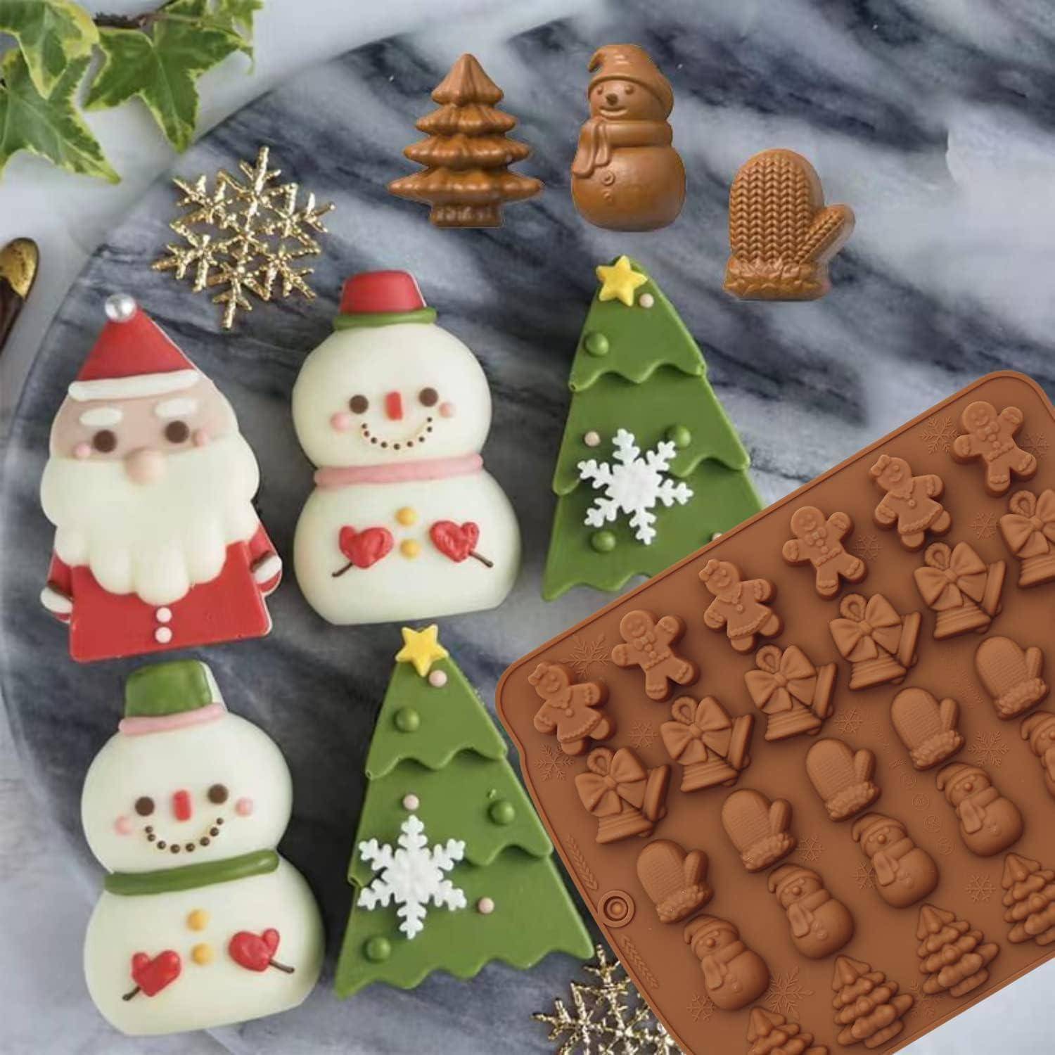 Schokoladenformen in festlichen Motiven, darunter Weihnachtsmänner, Schneemänner, Handschuhe und Bäume, präsentiert mit dekorierten Plätzchen und Schneeflocken.