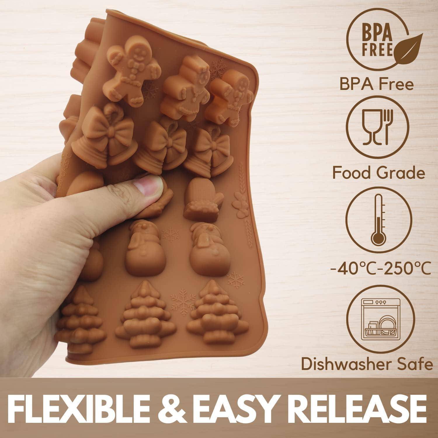 Eine Hand hält eine flexible, braune Silikonform mit weihnachtlich geformten Motiven. Text lautet: ‚BPA-frei', ‚Lebensmittelecht', ‚-40°C-250°C', ‚Spülmaschinenfest'.