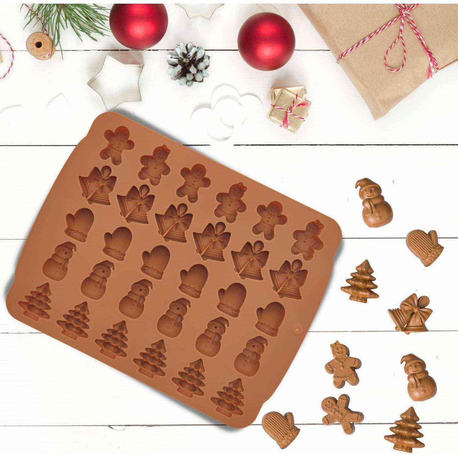 Eine Silikonform mit Feiertagsformen – Lebkuchenmännchen, Schneemänner, Fäustlinge, Sterne und Bäume – auf einem festlichen Tisch mit Weihnachtsschmuck und Geschenk.