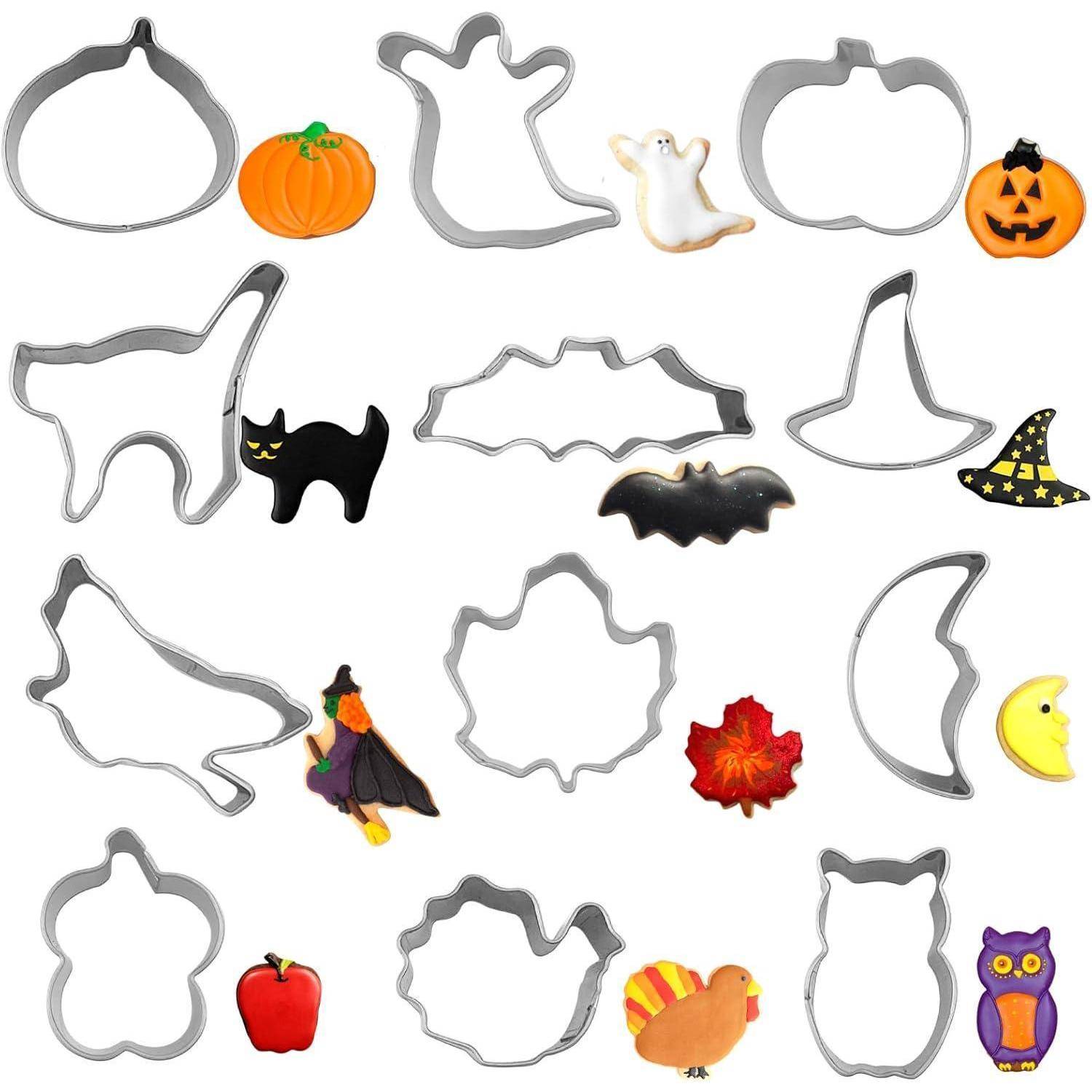 Halloween-thematische Ausstechformen und dekorierte Plätzchen, einschließlich Formen wie Geister, Kürbisse, eine Katze, Fledermaus, Hexenhut und Blätter.