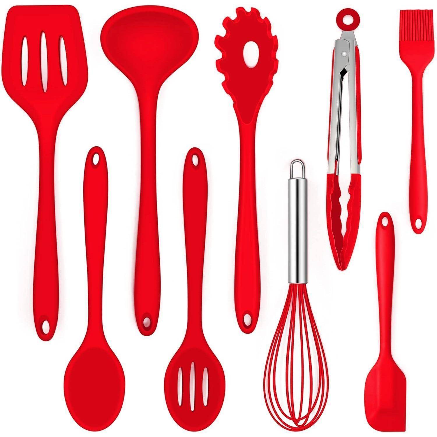 Ein Set aus zehn roten Küchenutensilien, darunter Pfannenwender, ein Schneebesen, ein Nudelwender, ein Backpinsel und eine Zange, auf weißem Hintergrund angeordnet.