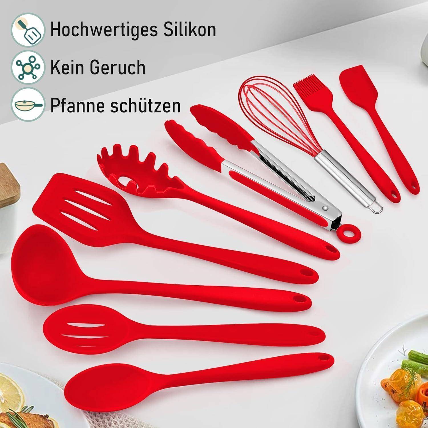Rote Silikon-Küchenutensilien, einschließlich Löffel, Pfannenwender und einem Schneebesen, auf einer Arbeitsplatte angeordnet mit gekennzeichneten Merkmalen auf Deutsch.