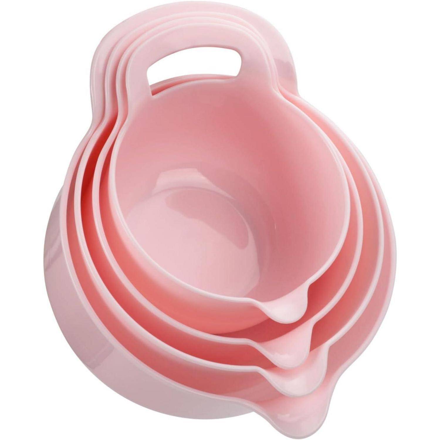 Ein Satz von vier rosa ineinandergestapelten Rührschüsseln mit Ausgießern und Henkeln, von oben gesehen.