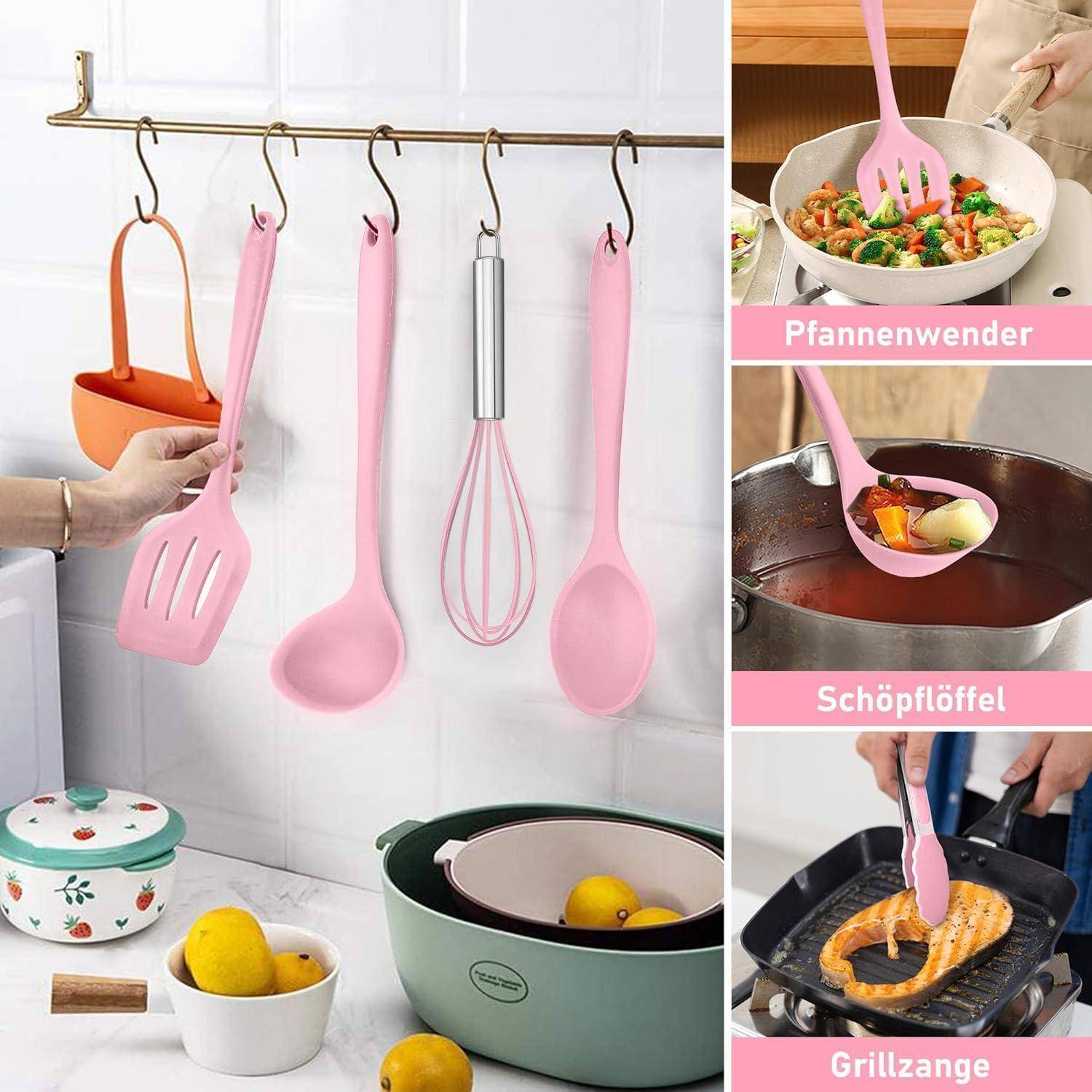 Eine Küchenszene mit rosa Küchenutensilien, die von einer Schiene hängen. Zwei eingesetzte Bilder zeigen einen Pfannenwender, der einen Fisch wendet, und einen Schöpflöffel in einer Suppe.