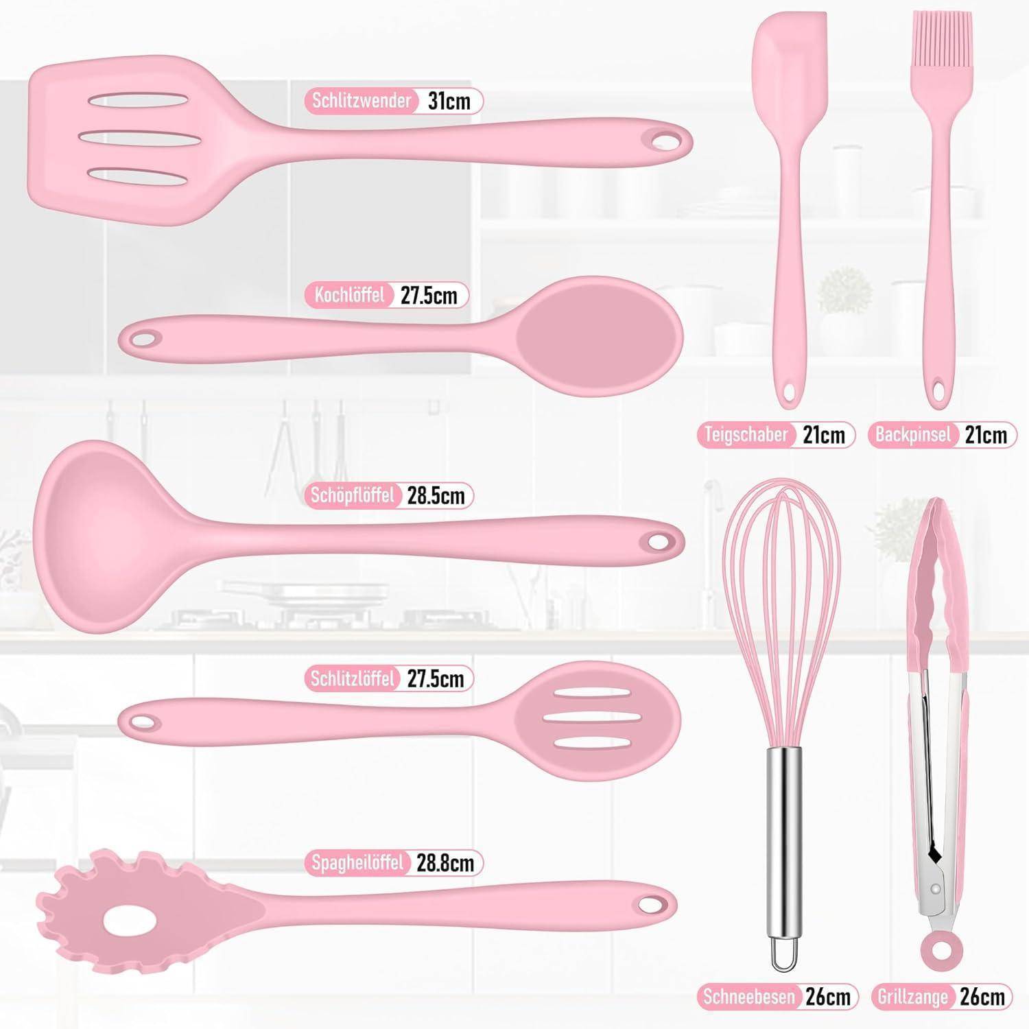 Ein Set rosafarbener Küchenutensilien, bestehend aus einem Spatel, einem Löffel, einem Wender, einer Bürste, einer Zange, einem Schneebesen und einem Nudelöffel, jeweils mit beschrifteten Maßangaben.