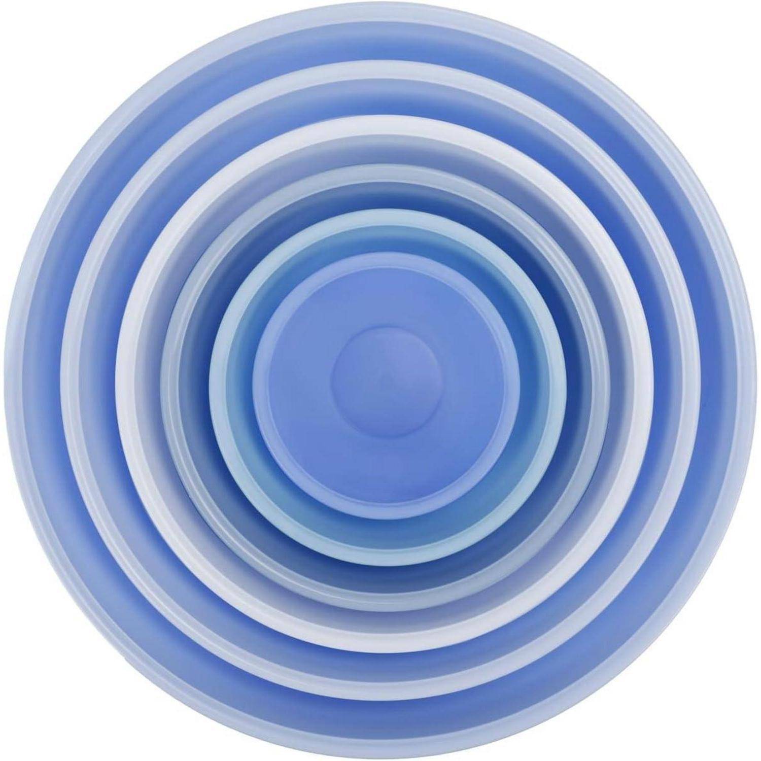 Stapel verschachtelter blauer und weißer Schüsseln, die in konzentrischen Kreisen von oben betrachtet werden.