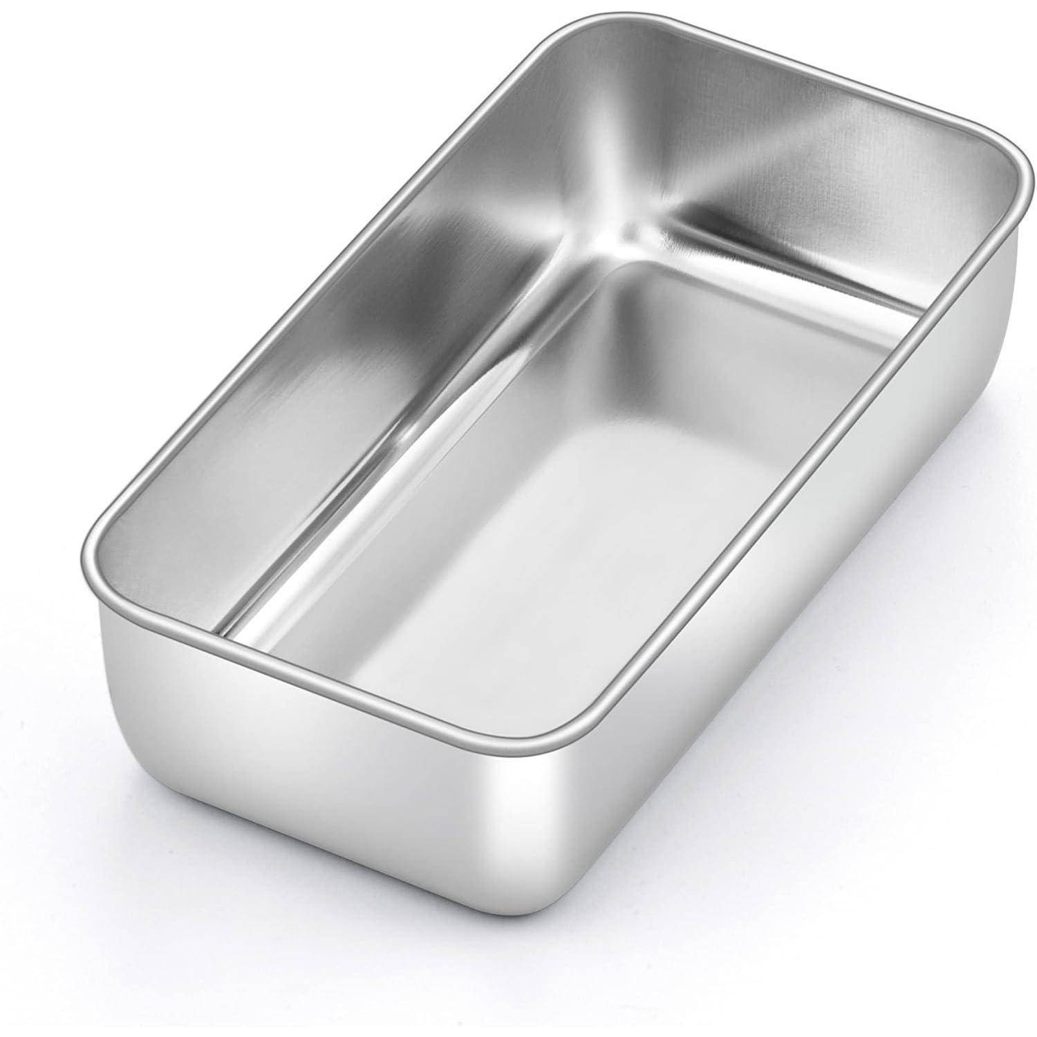 Eine glänzende, rechteckige Metallbackform mit abgerundeten Ecken, leer und vor einem weißen Hintergrund platziert.