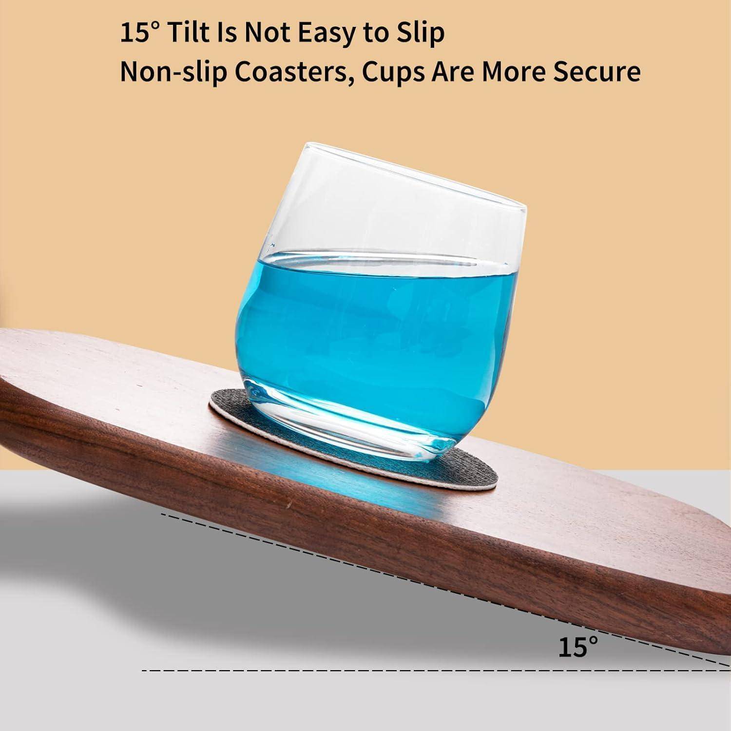 Ein Glas mit blauer Flüssigkeit auf einem rutschfesten Untersetzer bleibt auf einem um 15° geneigten Holzbrett stabil, was eine sichere Becherpositionierung veranschaulicht.