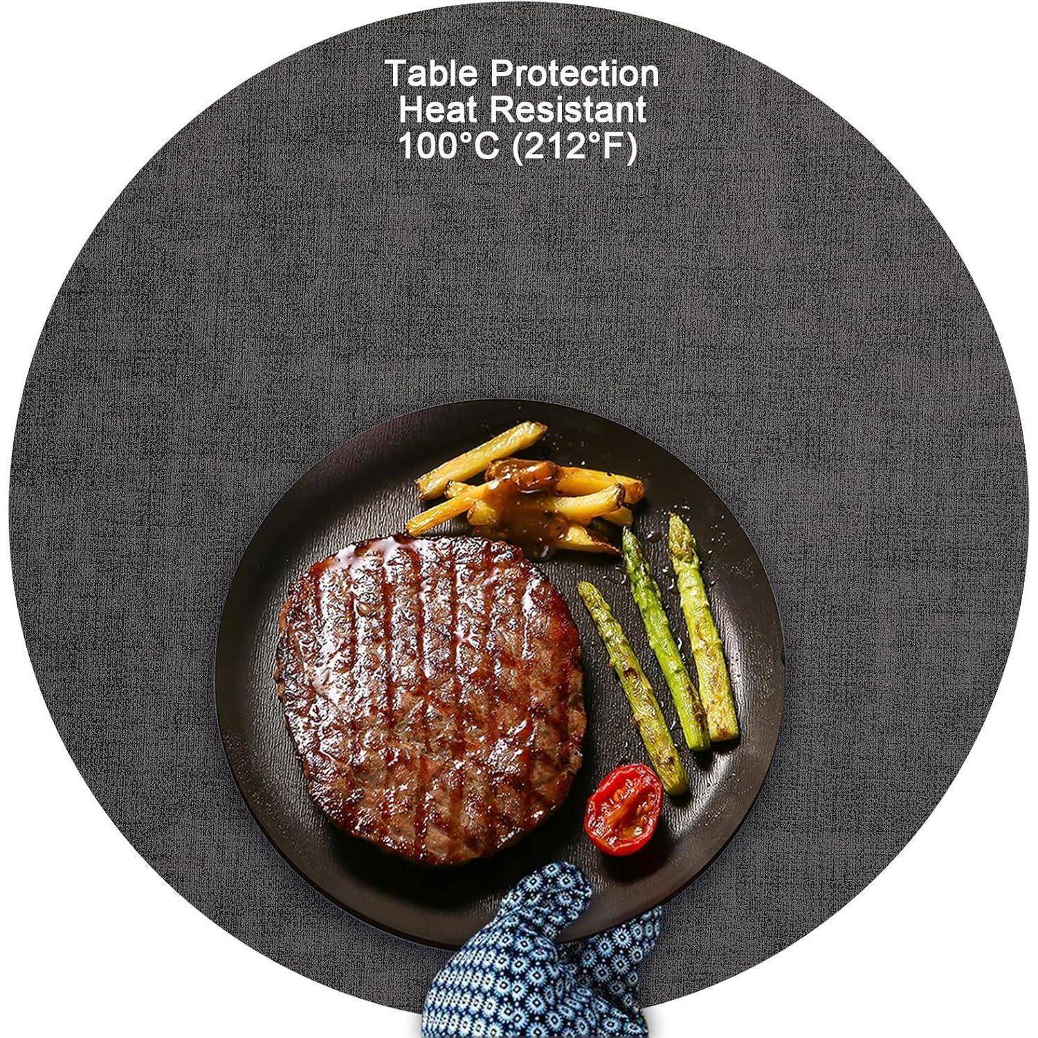 Ein gekochtes Steak mit Pommes, Spargel und einer halben Tomate auf einem Teller. Darüber steht der Text „Tischschutz Hitzebeständig 100°C (212°F)