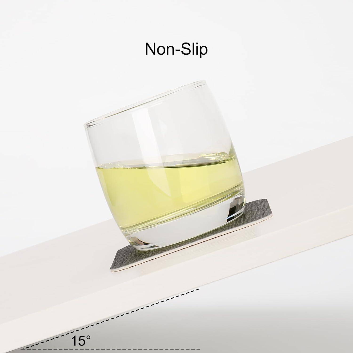 Ein klares Glas gefüllt mit gelber Flüssigkeit bleibt auf einer geneigten Oberfläche aufrecht stehen. Text darüber liest sich 