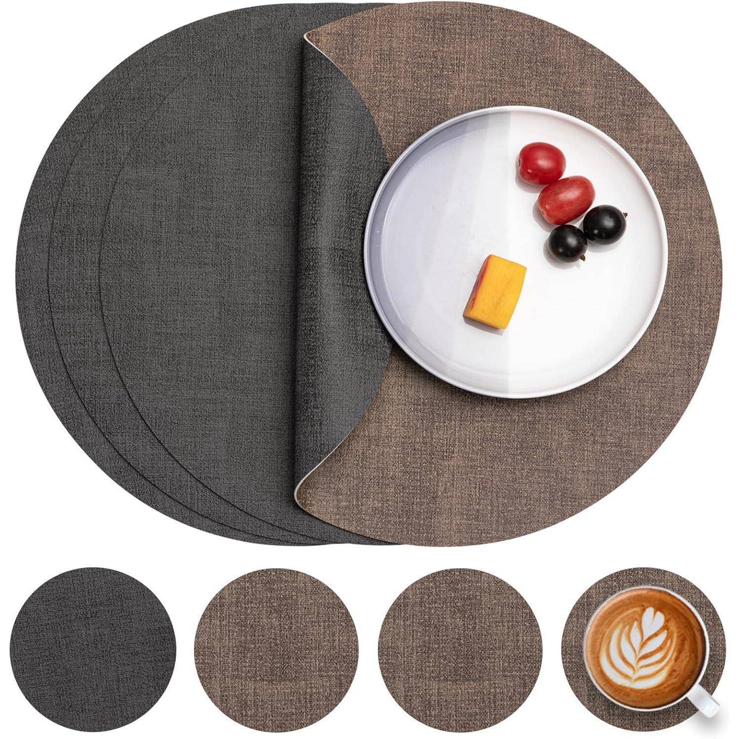 Ein rundes, braunes Tischset, teilweise gefaltet, das einen weißen Teller mit drei Tomaten, zwei Oliven und einer Käsescheibe trägt. Darunter eine Kaffeetasse.