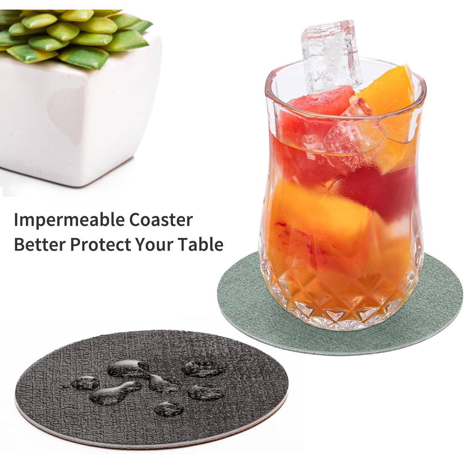 Ein Glas mit Fruchtsaft und Eis auf einem grünen Untersetzer mit Wassertropfen. Text lautet: 