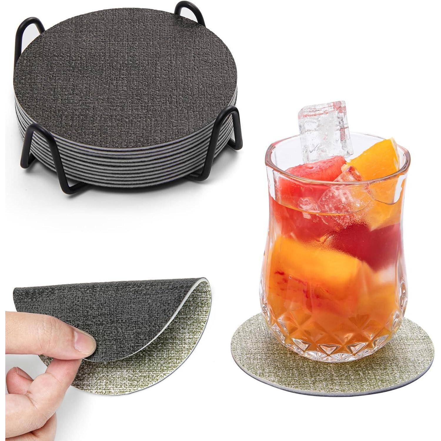 Stapel runder, strukturierter Untersetzer in einem Halter. Ein Untersetzer wird in Nahaufnahme mit einer dunkelgrauen Oberfläche gezeigt. Ein Glas mit Eis und einem orange-roten Getränk steht auf einem anderen Untersetzer.