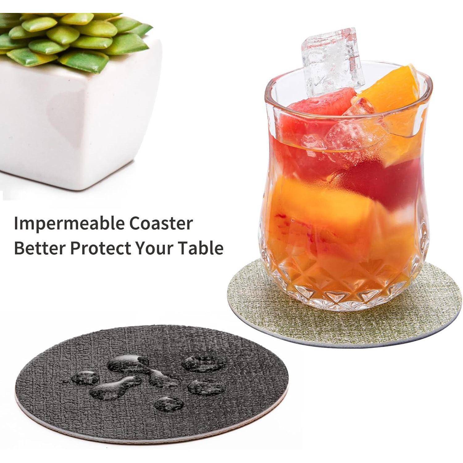 Ein Glas mit Obst und Eis steht auf einem runden, undurchlässigen Untersetzer, kombiniert mit dem Text 