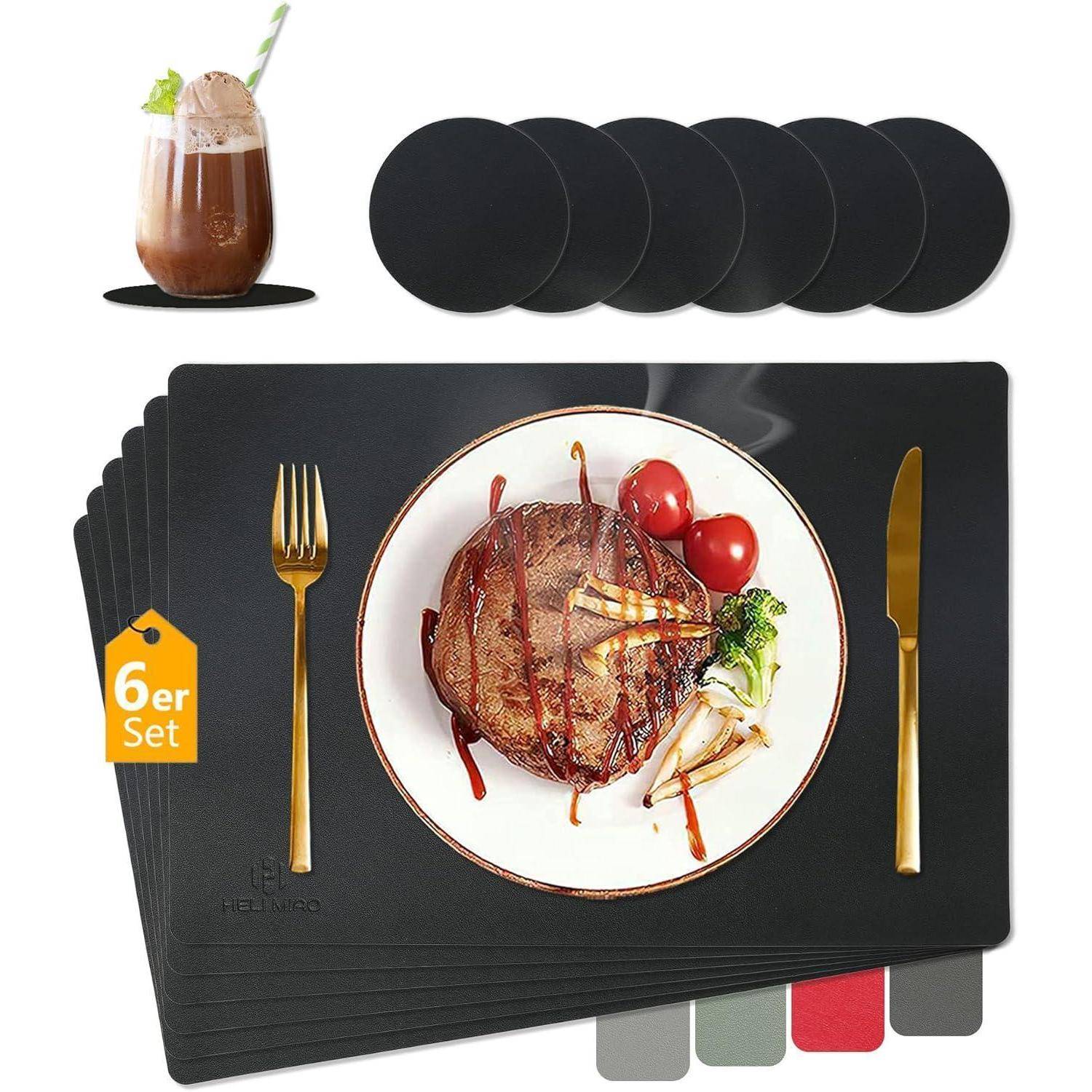 Ein Set aus schwarzen Platzdeckchen und Untersetzen, präsentiert neben einem Steak-Gericht mit Gemüse auf einem Teller und einem Schokoladengetränk in einem Glas.