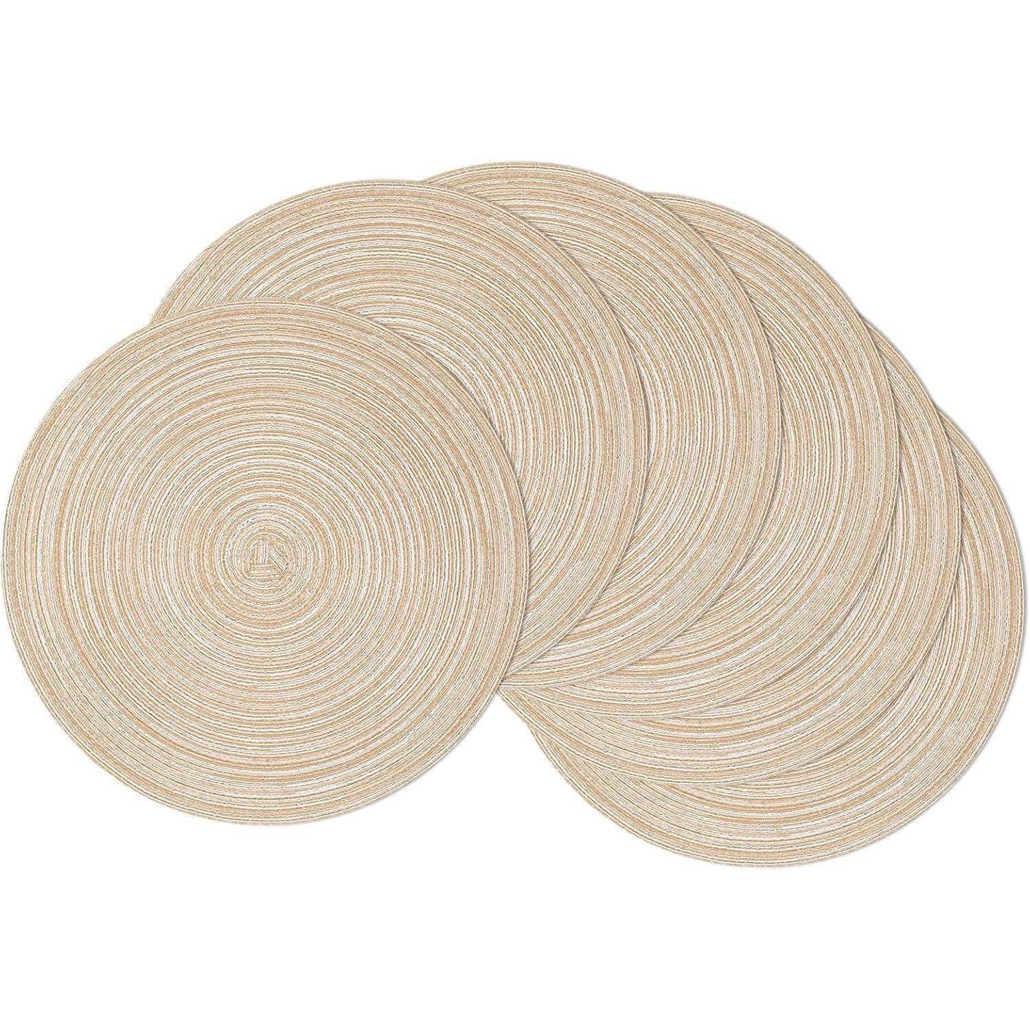 Runde beige gewebte Tischsets, die sich überlappend angeordnet befinden und ein kreisförmiges Muster aufzeigen. Geeignet für Tischdekorationen.