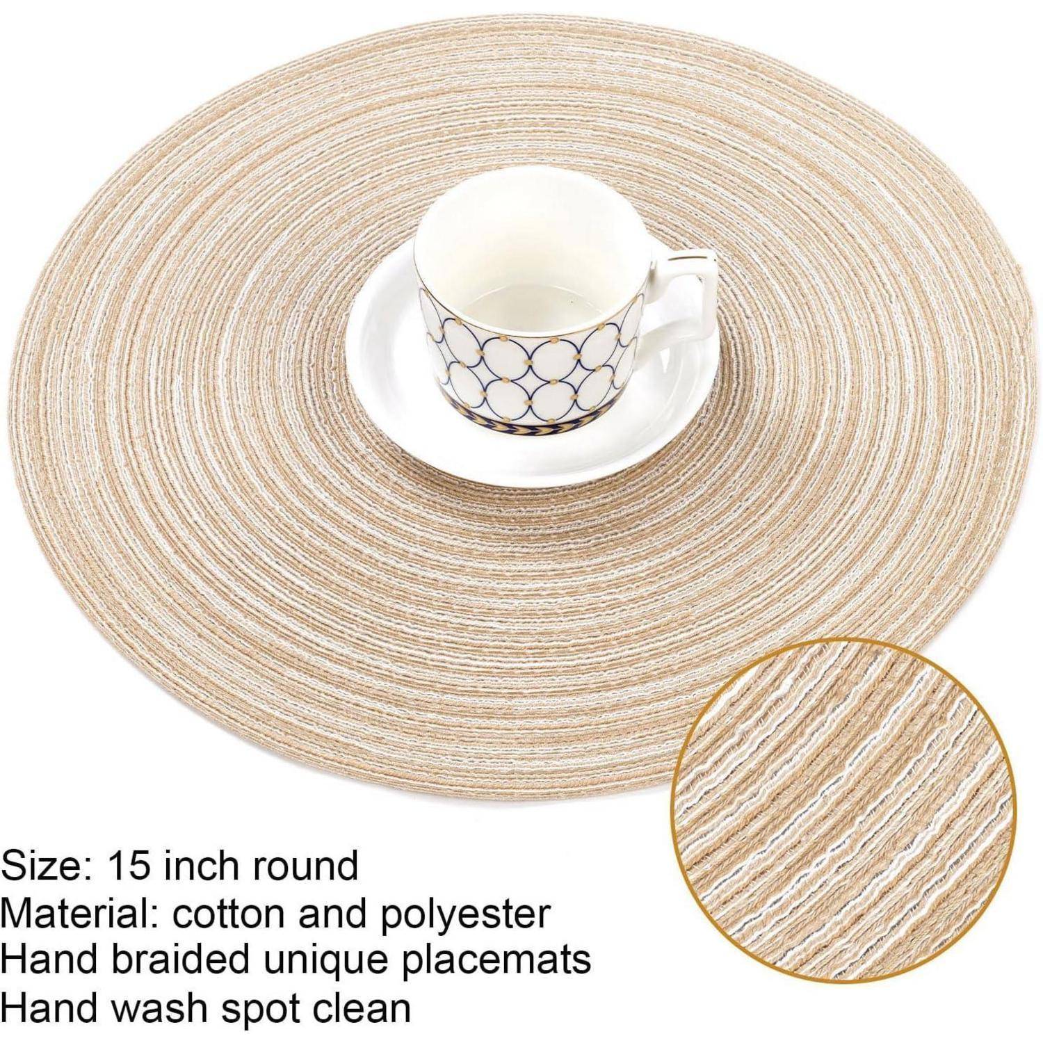 Ein rundes geflochtenes Platzset mit einer weißen Teetasse und Untertasse darauf. Der Text beschreibt das Platzset als 15 Zoll groß, hergestellt aus Baumwolle und Polyester.