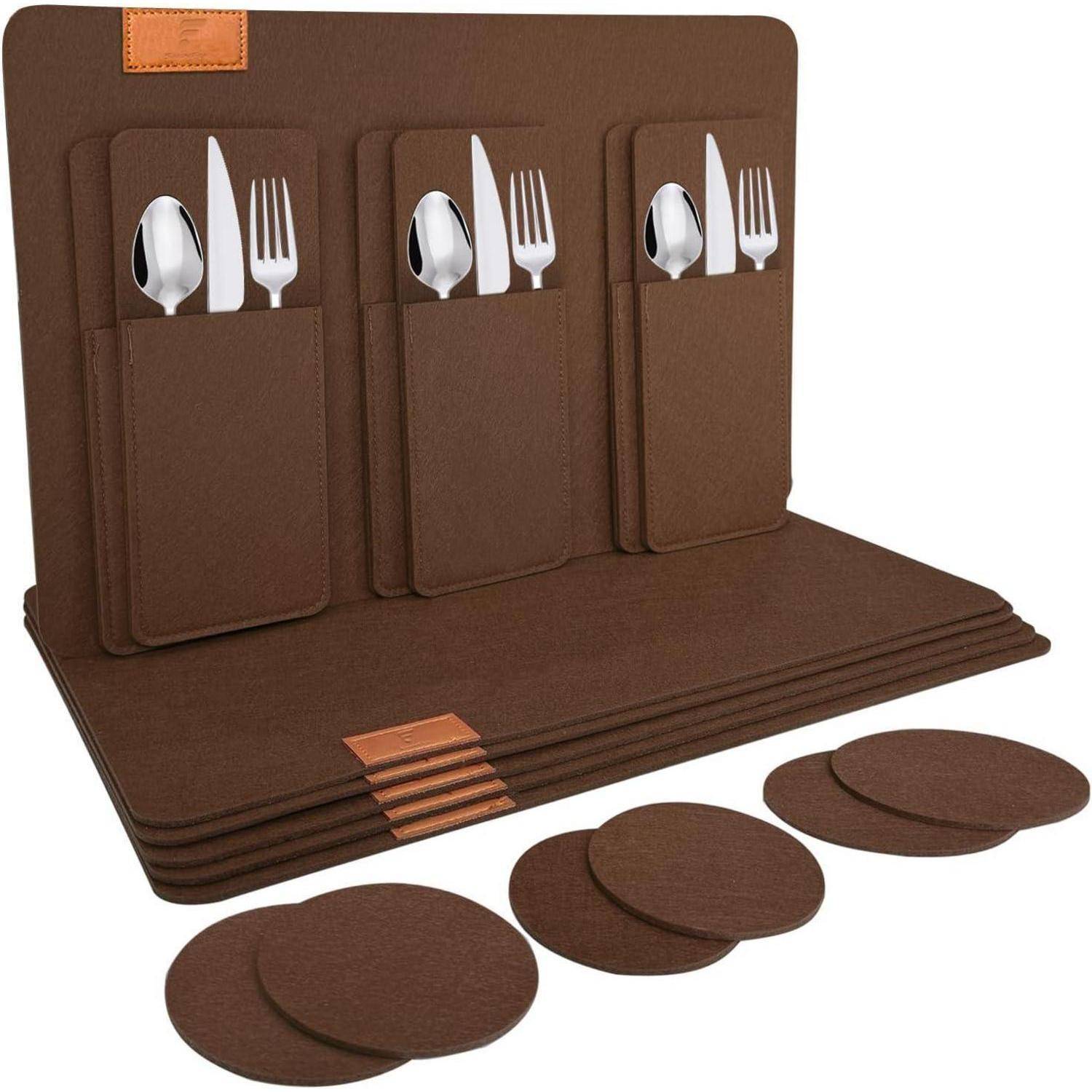Braune Tischsets mit integrierten Bestecktaschen, die jeweils ein Messer, eine Gabel und einen Löffel aufnehmen.Inklusive passender runder Untersetzer.