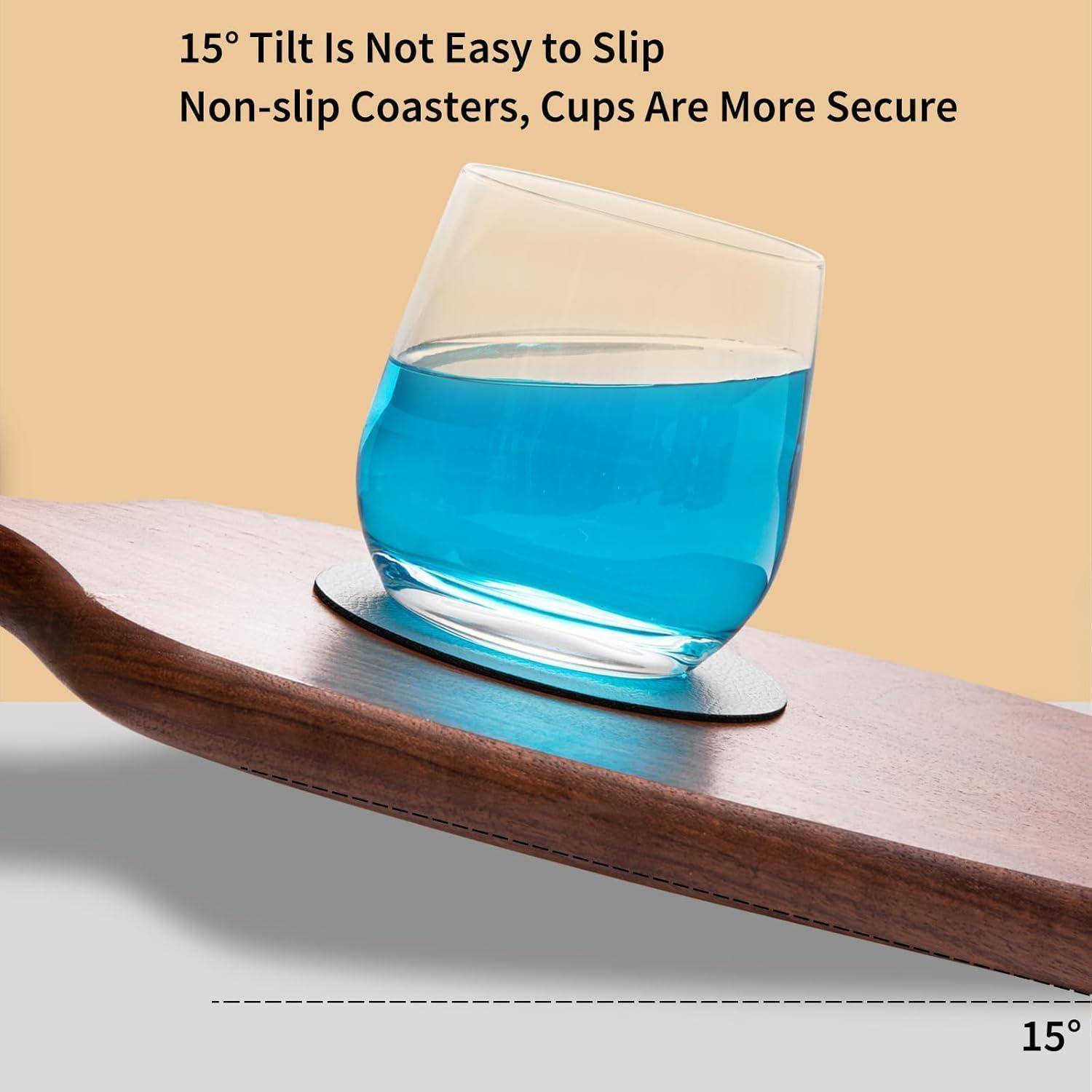 Ein geneigtes Glas mit blauer Flüssigkeit auf einem schrägen Holzbrett. Text lautet: '15° Neigung rutscht nicht leicht. Rutschfeste Untersetzer machen Tassen sicherer.