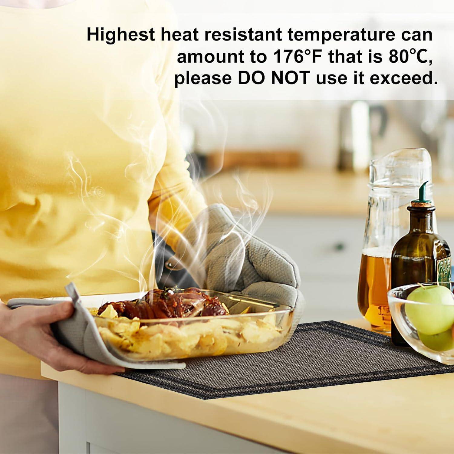 Eine Person in einer Küche hält eine heiße Auflaufform, von der Dampf aufsteigt. Eine Warnung erscheint darüber, die Temperatur von 176°F oder 80°C nicht zu überschreiten.