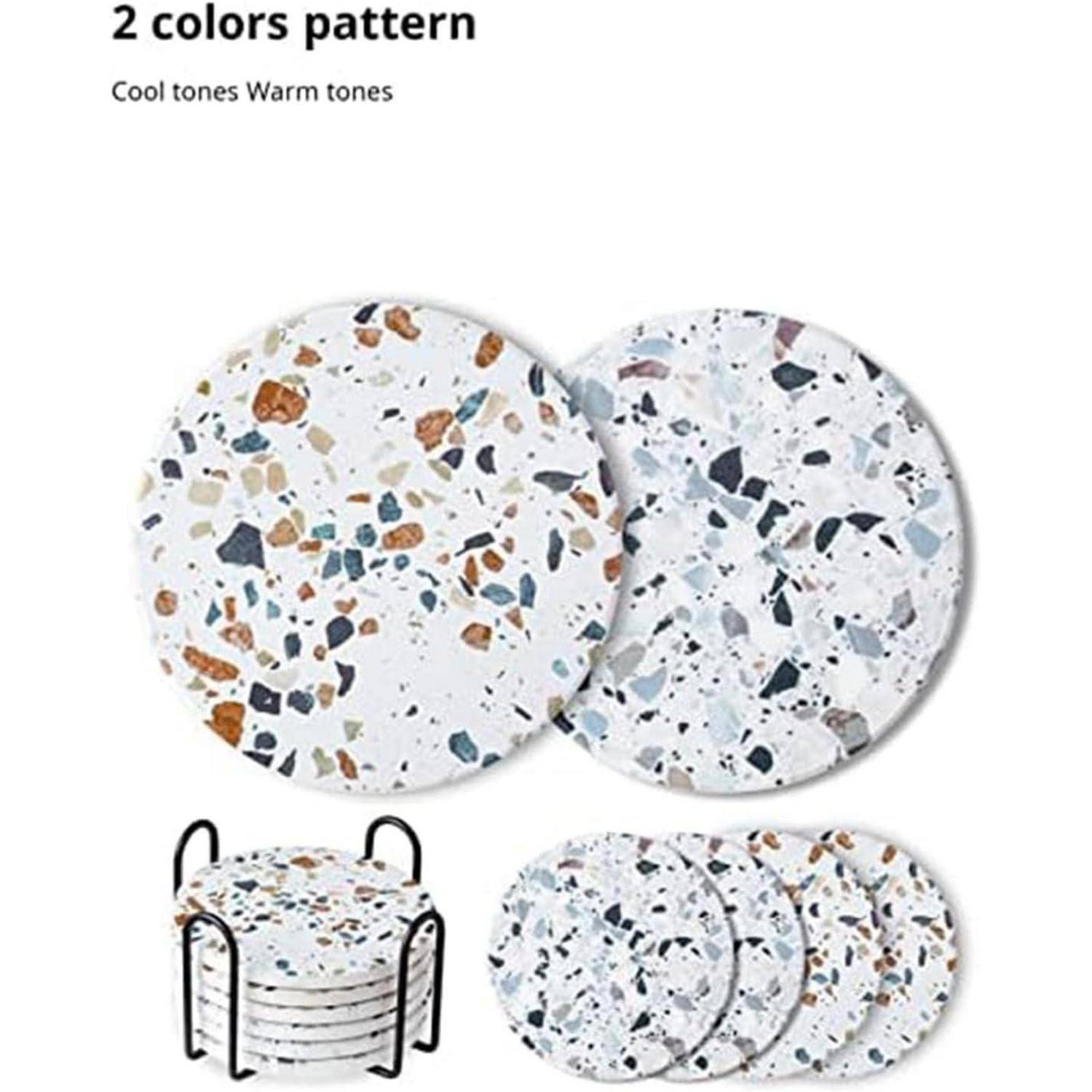 Untersetzer mit Terrazzomuster in kühlen und warmen Tönen, in einem Set mit einem schwarzen Halter präsentiert. Text lautet '2 Farben Muster'.