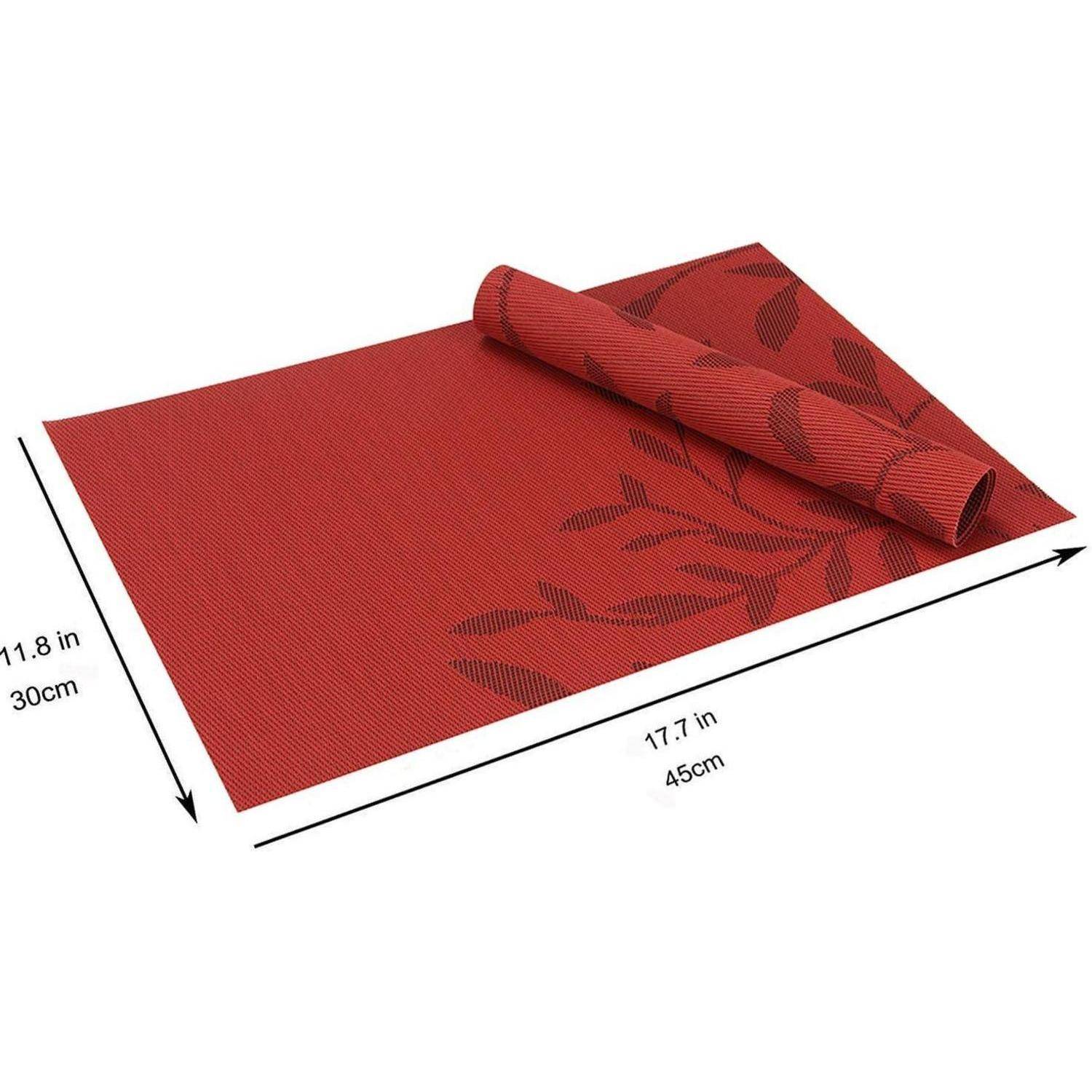 Rote gewebte Platzdecke mit einem Blattmuster, an einem Ende teilweise aufgerollt. Die angegebenen Abmessungen betragen 45 cm x 30 cm.
