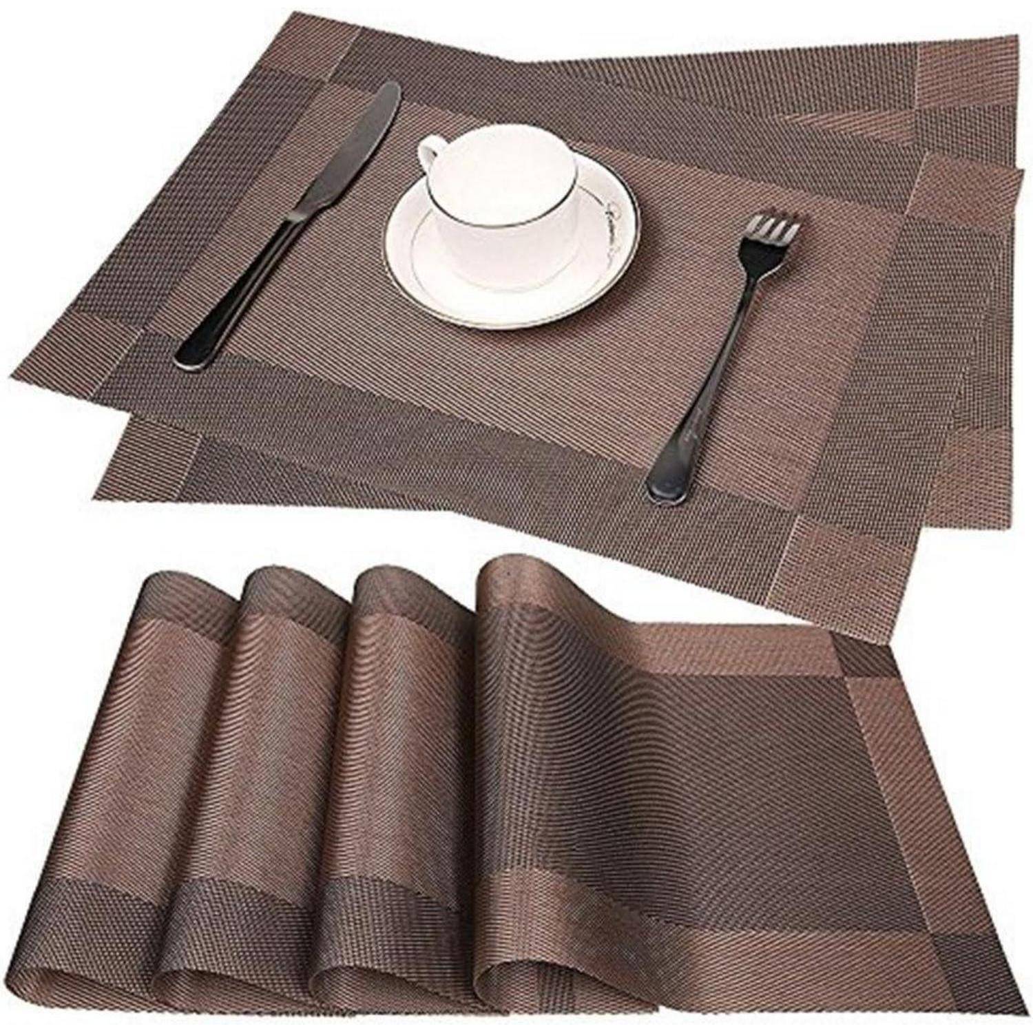 Eine Sammlung brauner geflochtener Tischsets mit einer weißen Tasse und Untertasse, einem Messer und einer Gabel, die auf einem Gedeck am Esstisch angeordnet sind.