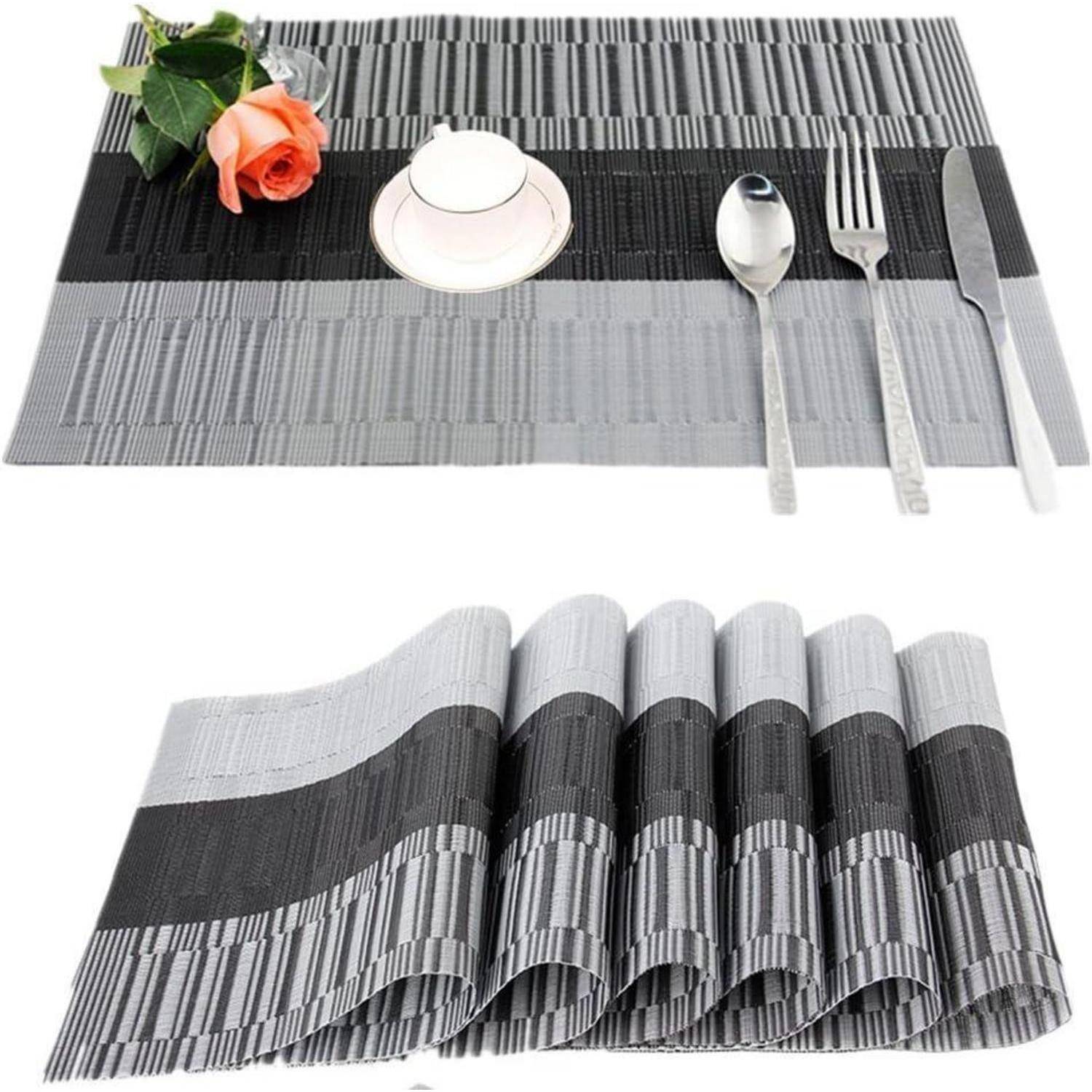 Eine Tischgedeck mit einem schwarz-grau gestreiften Platzteller, auf dem eine Rose, eine Tasse, Untertasse und Besteck liegen. Ein weiteres Bild zeigt sechs gefaltete Platzdeckchen.