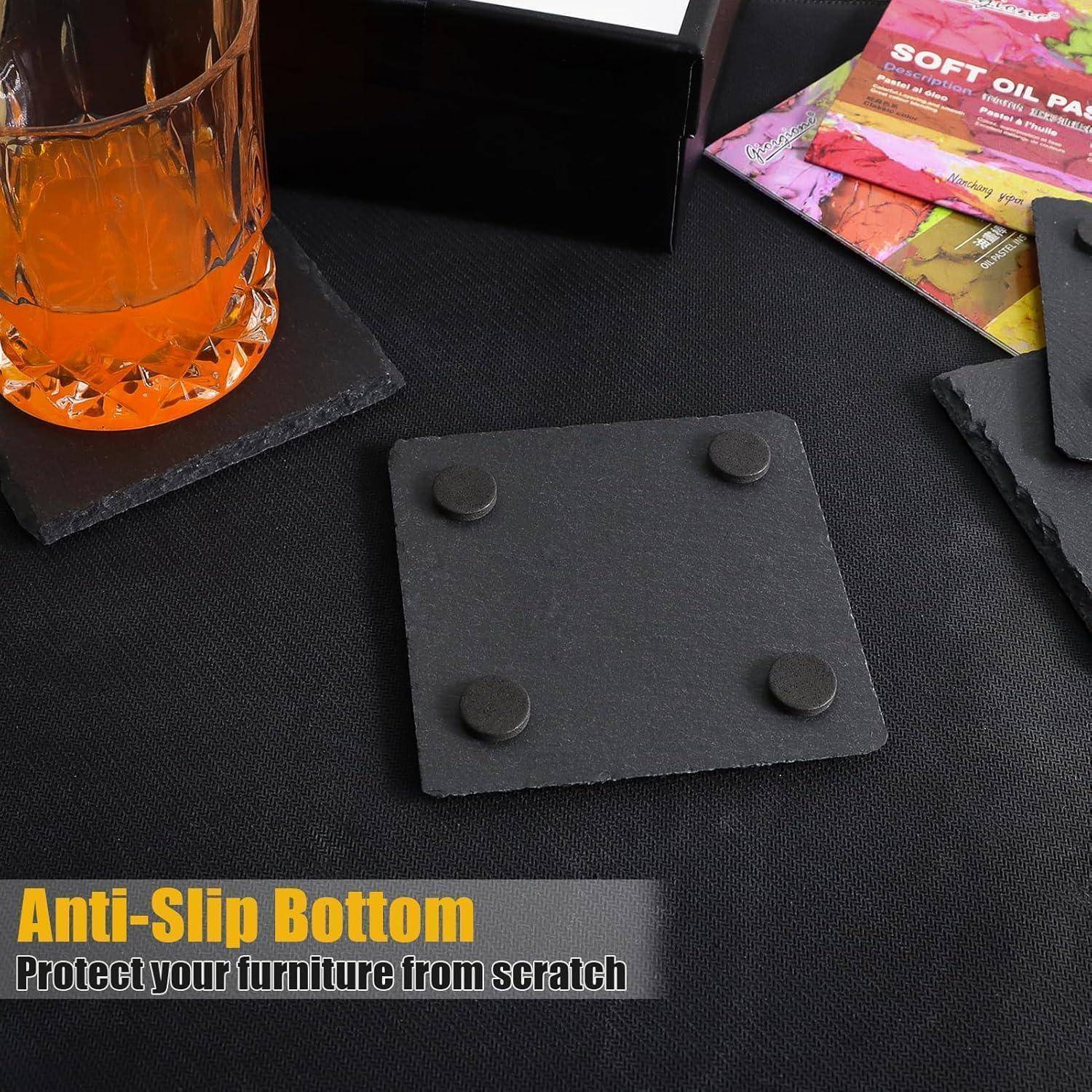 Ein Glas mit orangefarbener Flüssigkeit steht auf einem schwarzen quadratischen Untersetzer mit rutschfester Unterseite. Text lautet: „Rutschfeste Unterseite. Schützt Ihre Möbel vor Kratzern.