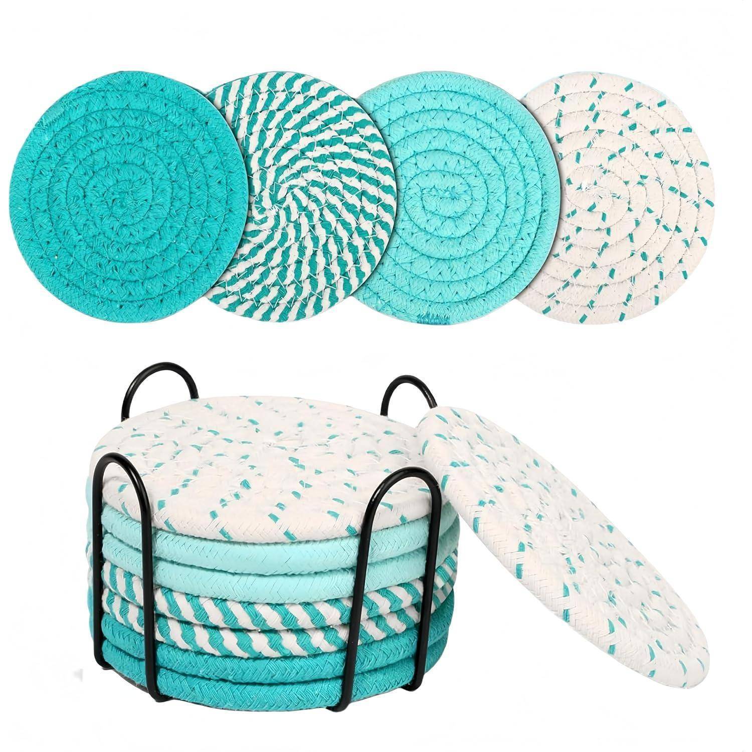 Set aus blauen und weißen gewebten Untersetzer aus Seil mit verschiedenen Mustern, einschließlich einfarbiger, gestreifter und gepunkteter Designs, präsentiert mit Metallhalter.