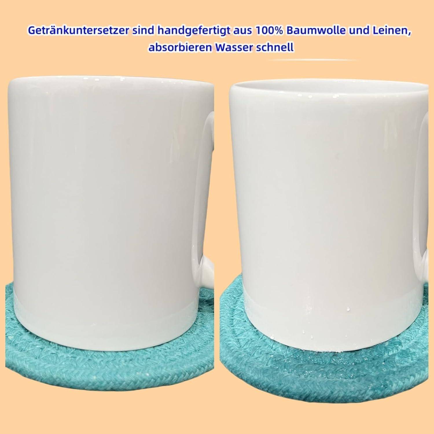 Eine weiße Keramiktasse auf einem türkisfarbenen Untersetzer; der Text darüber weist darauf hin, dass die Untersetzer von Hand aus Baumwolle und Leinen gefertigt werden, mit schneller Absorption.