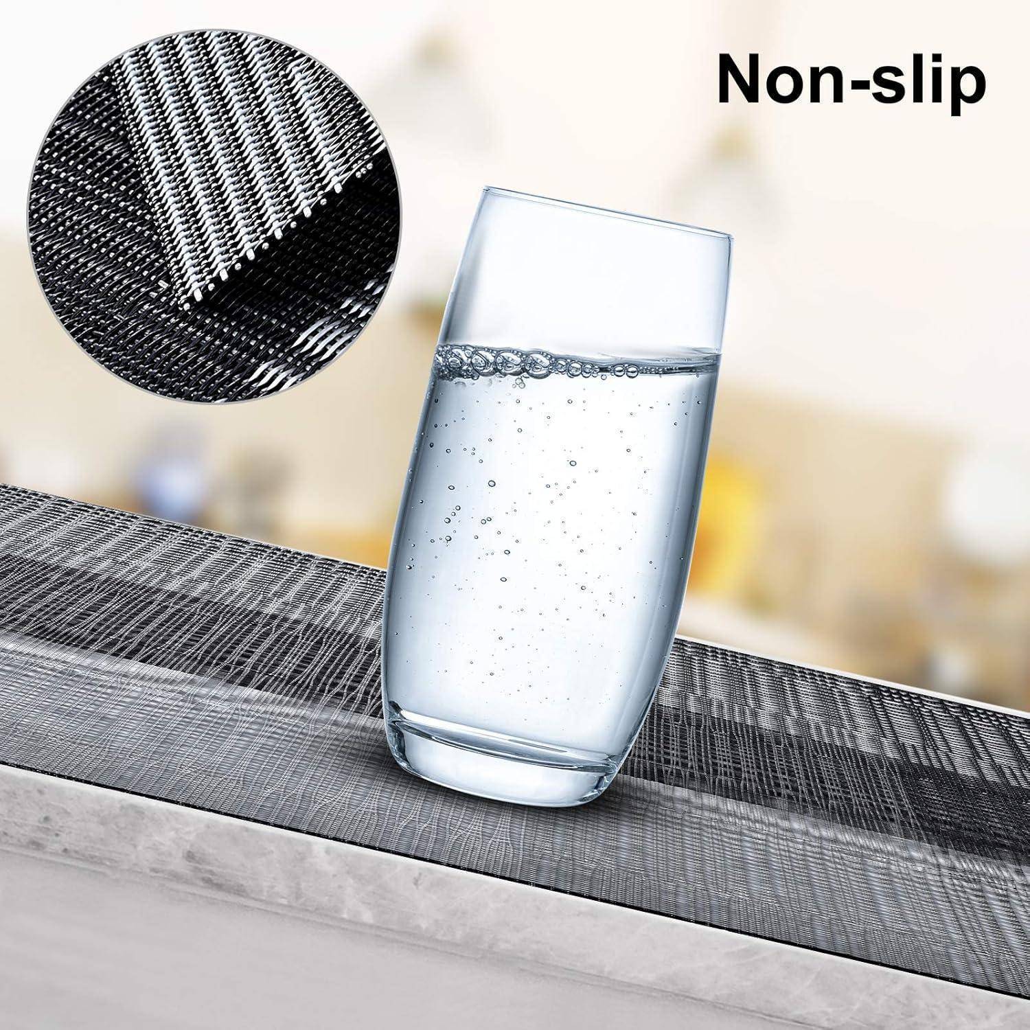 Ein klares Glas Wasser steht auf einer strukturierten, rutschfesten Matte. Einschub zeigt eine Nahaufnahme des Mattenmuster. Text liest sich „Rutschfest