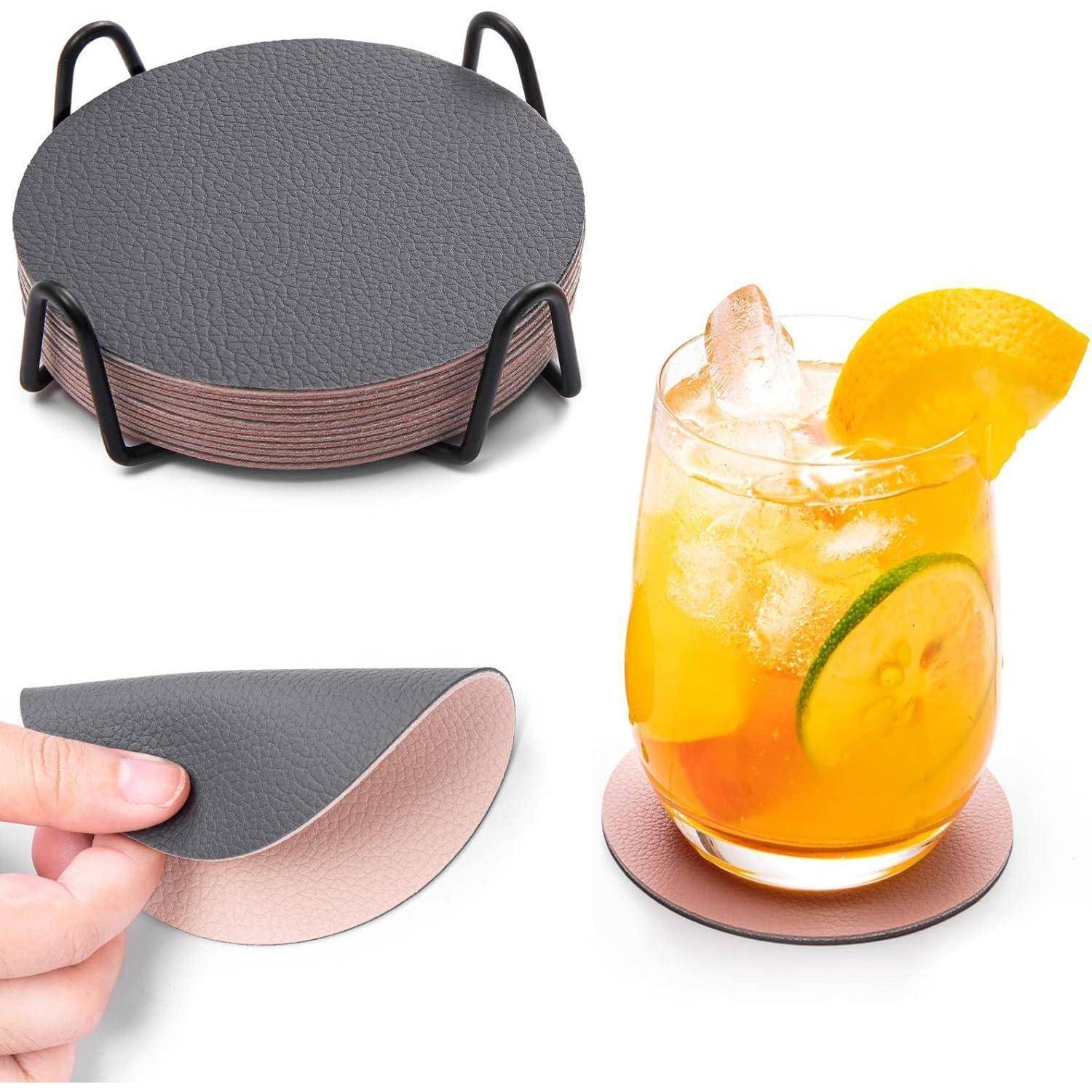 Ein rundes, strukturiertes Untersetzer-Set in einem Halter, wobei eine Person einen Untersetzer anhebt. Ein Getränk mit Eis, Orange und Gurke auf einem ähnlichen Untersetzer.