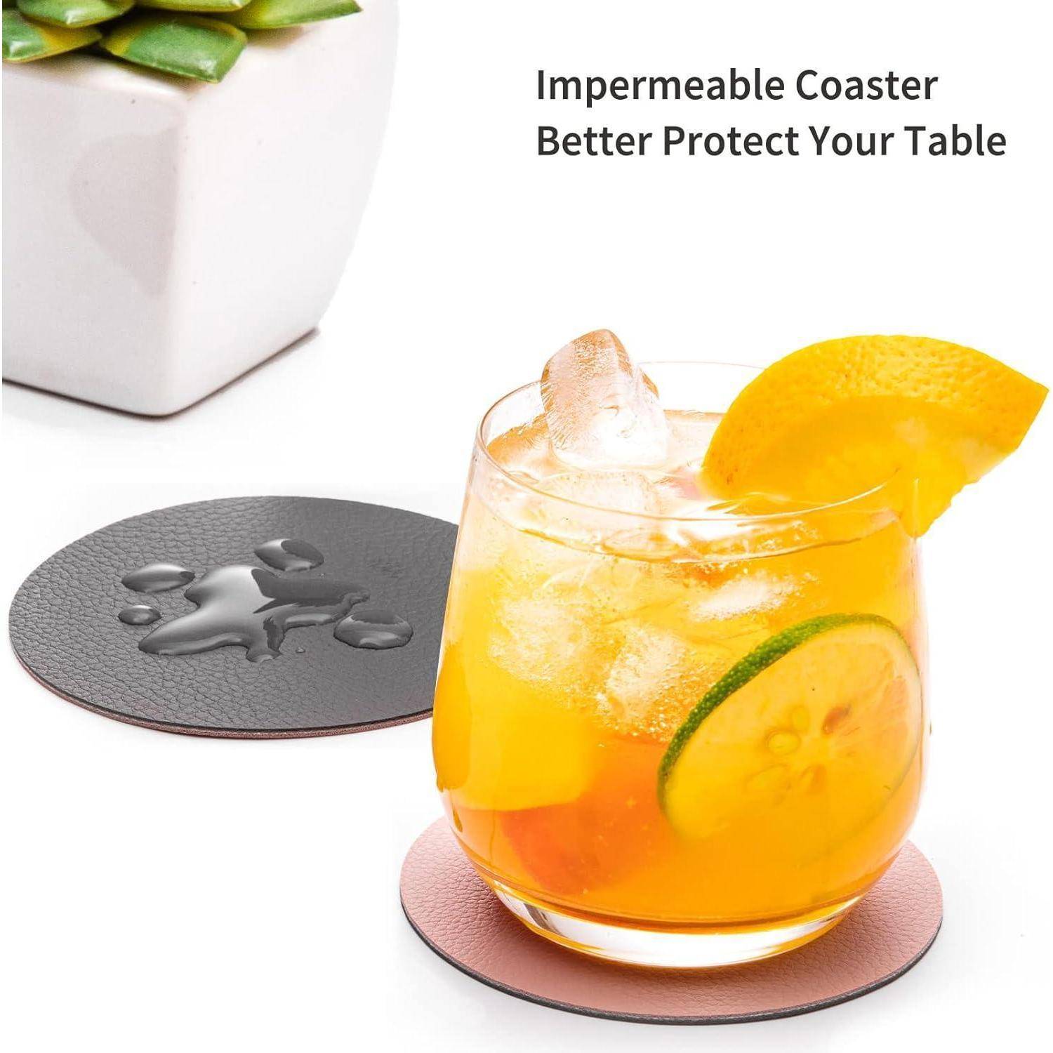 Ein Glas mit orangefarbenem Cocktail mit Eis und einer Orangenscheibe steht auf einem braunen strukturierten Untersetzer. Der Text lautet: 