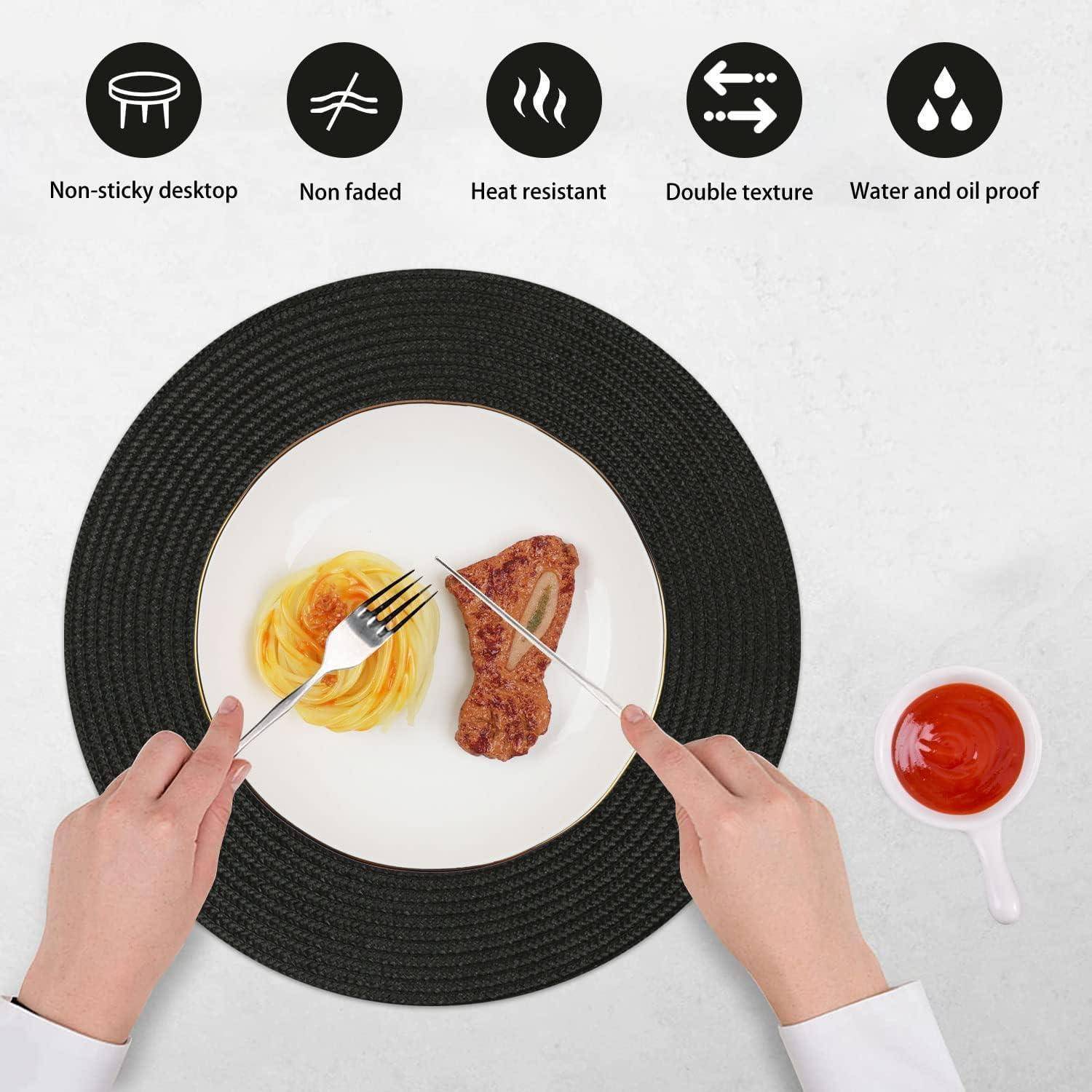 Person mit einer Gabel und einem Messer, die sich darauf vorbereitet, Essen von einem Teller mit einem schwarzen Platzdeckchen zu essen. Icons heben Eigenschaften hervor: rutschfest, hitzebeständig, wasser- und ölabweisend.