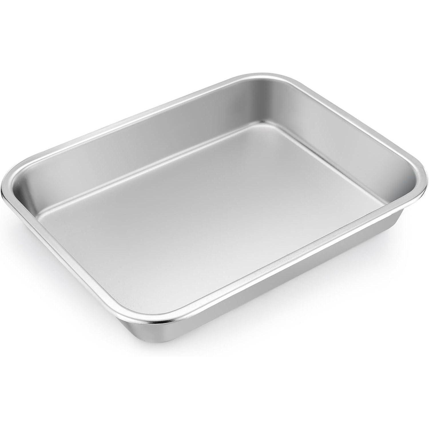 Ein rechteckiges Backblech aus Silber mit abgerundeten Ecken, leer und sauber dargestellt.