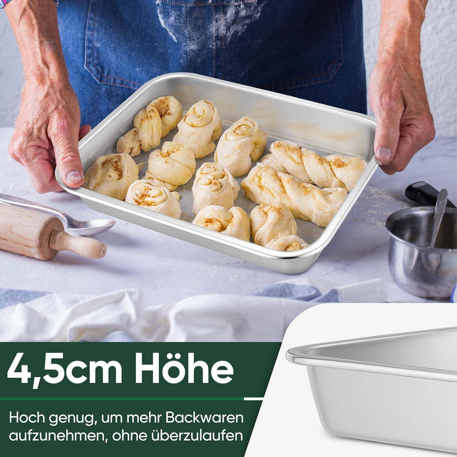 Eine Person in einer Schürze hält ein Metalbackblech, das mit noch nicht gebackenen Gebäckrollen gefüllt ist. Text auf Deutsch liest sich „4,5cm Höhe