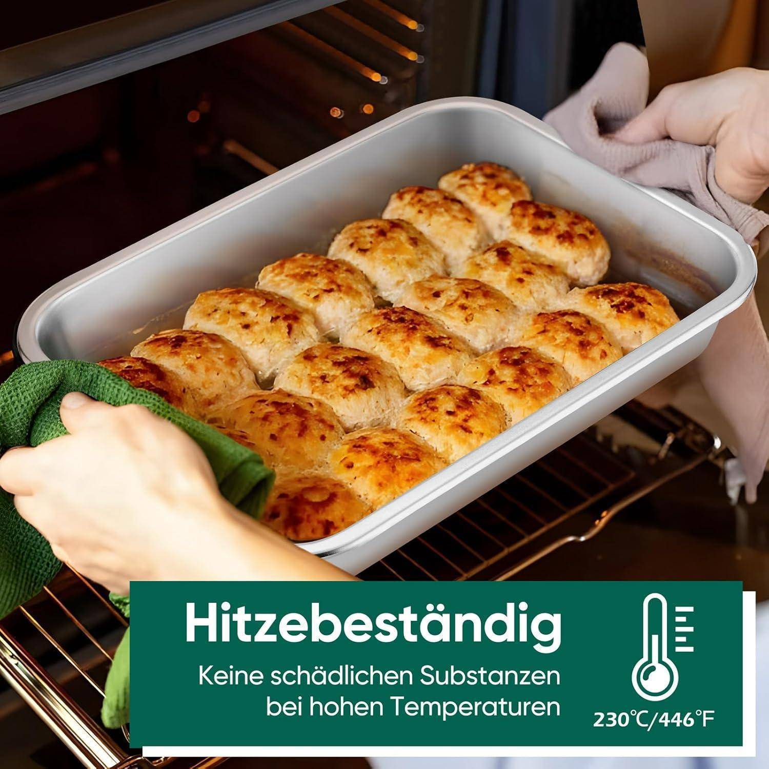 Zwei Personen, die ein Backblech mit Gebäckrollen handhaben, das in einen Ofen geschoben wird. Text lautet: 'Hitzebeständig – Keine schädlichen Substanzen bei hohen Temperaturen.' Temperatur: 230°C/446°F.
