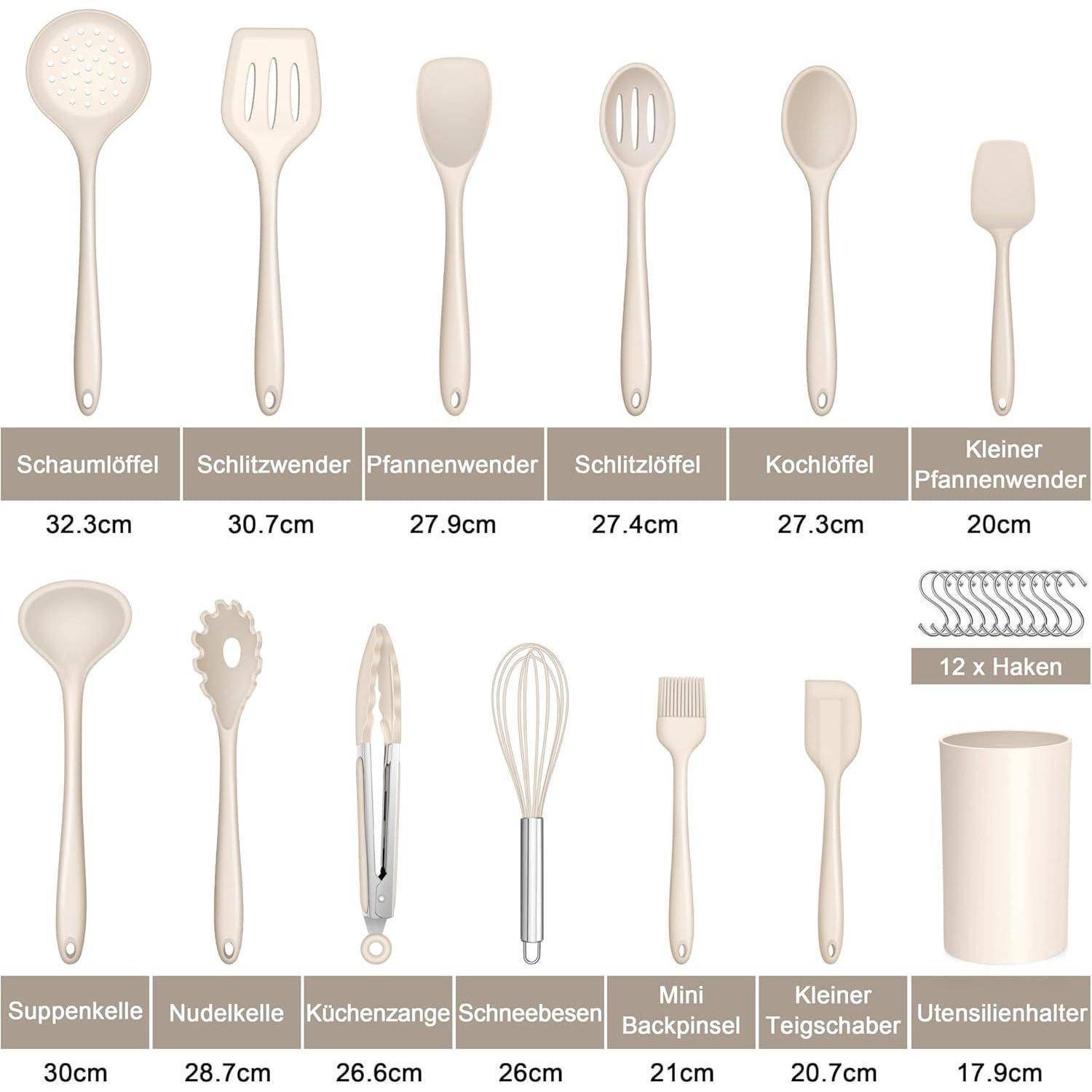 Ein Satz Küchenutensilien ausgestellt, einschließlich Schöpfkellen, Pfannenwender, Zangen, einem Schneebesen und Haken, mit Abmessungen und Beschriftungen auf Deutsch.