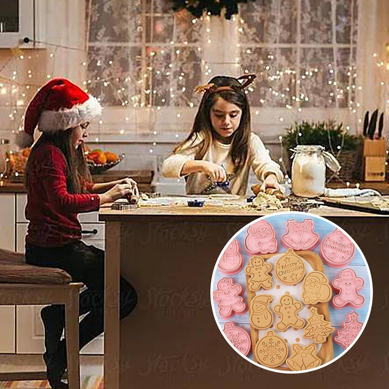 Zwei Kinder in festlicher Kleidung backen Weihnachtsplätzchen an einer Küchentheke. Eine Einblendung zeigt verschiedene Ausstechformen und verzierte Plätzchen.