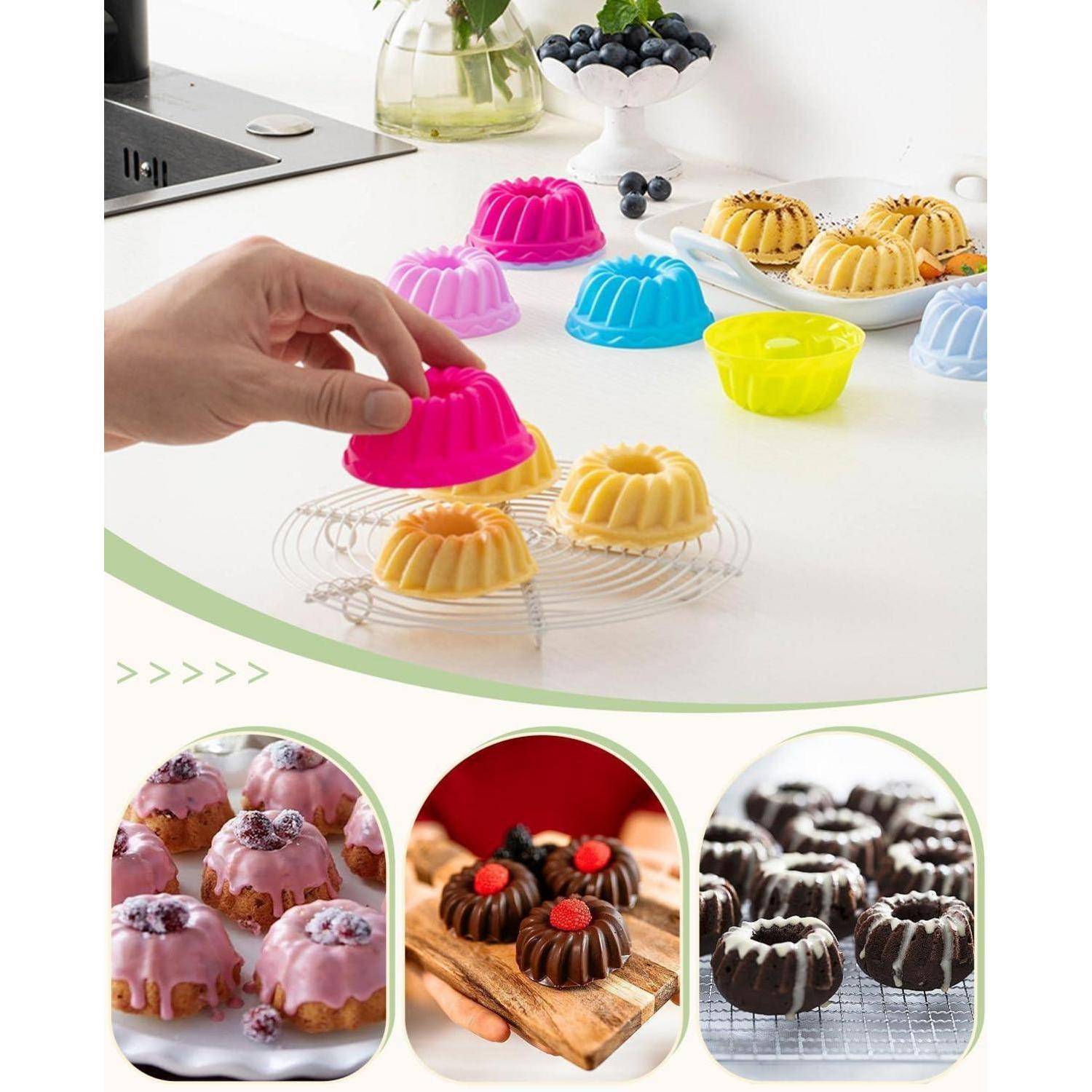Eine Hand löst einen Mini-Bundt-Kuchen aus einer rosafarbenen Silikonform und legt ihn auf ein Kuchengitter, umgeben von verschiedenfarbigen Formen; darunter befinden sich Bilder von verzierten Kuchen.