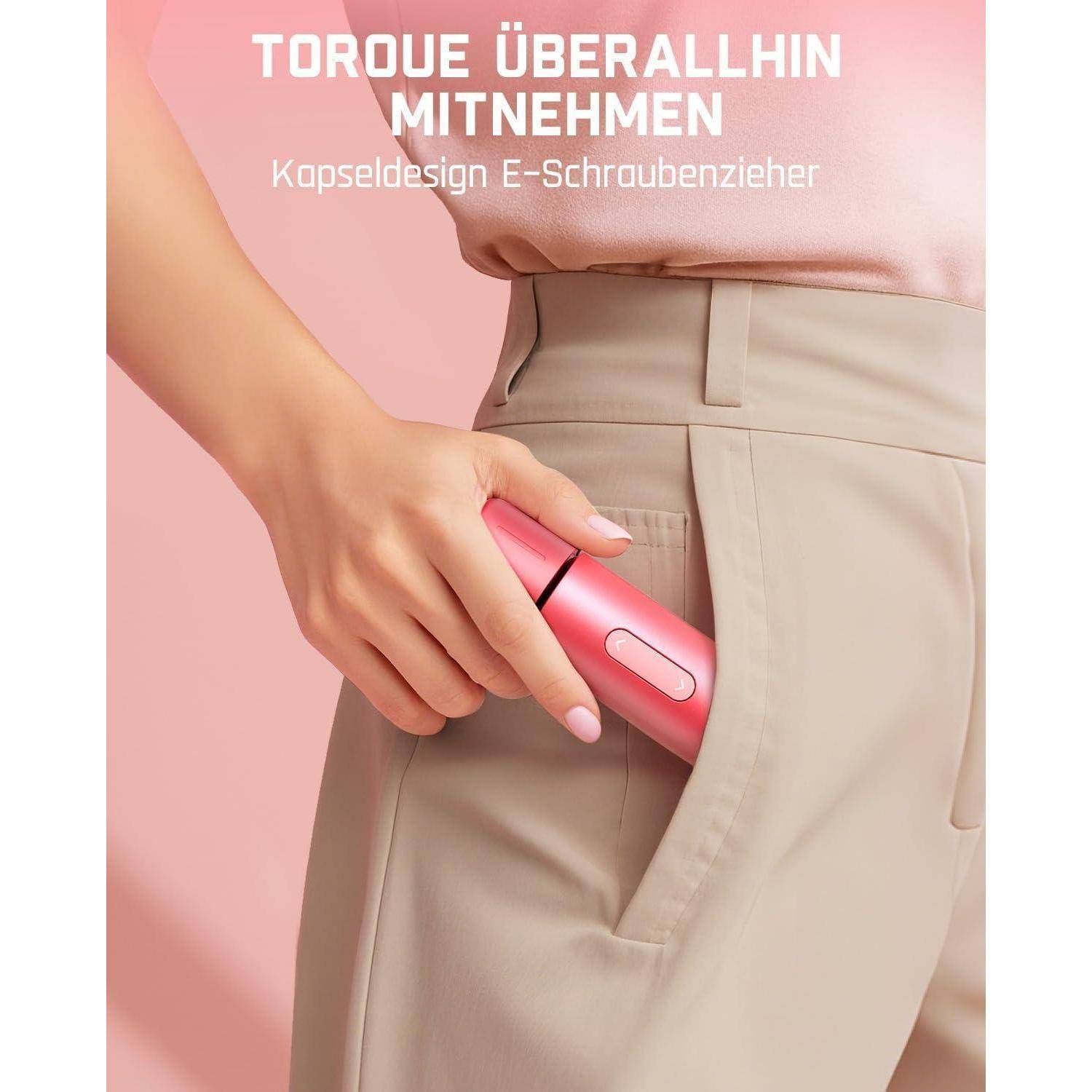 Eine Person steckt einen schlanken, pinken elektronischen Schraubendreher in die Tasche und unterstreicht damit dessen Tragbarkeit. Der deutsche Text hebt diese Eigenschaft hervor.