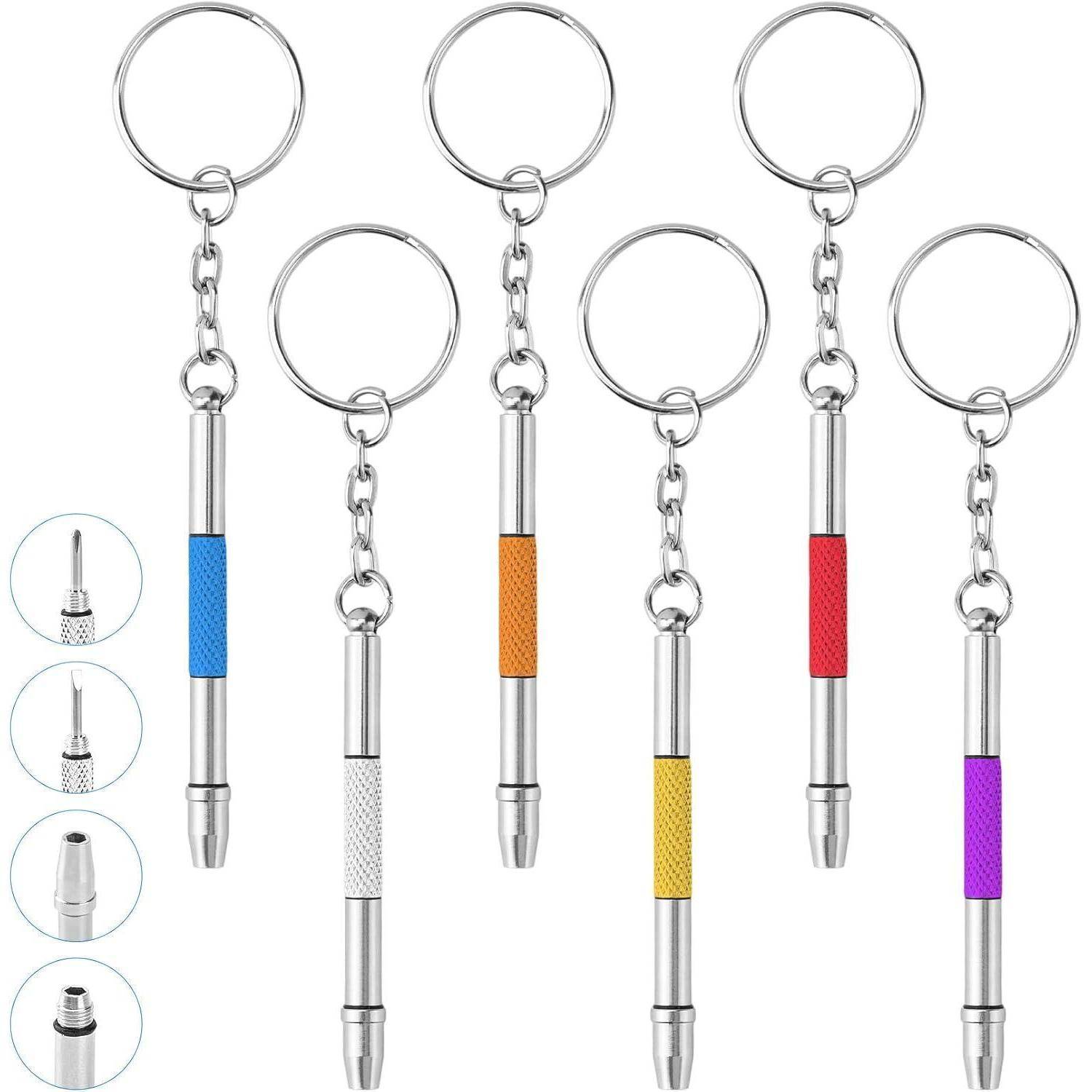 Sechs silberne Multitools für den Schlüsselanhänger mit Gummigriff in Blau, Rot, Orange und Gelb. Eingesetzte Bilder zeigen auswechselbare Werkzeugspitzen.