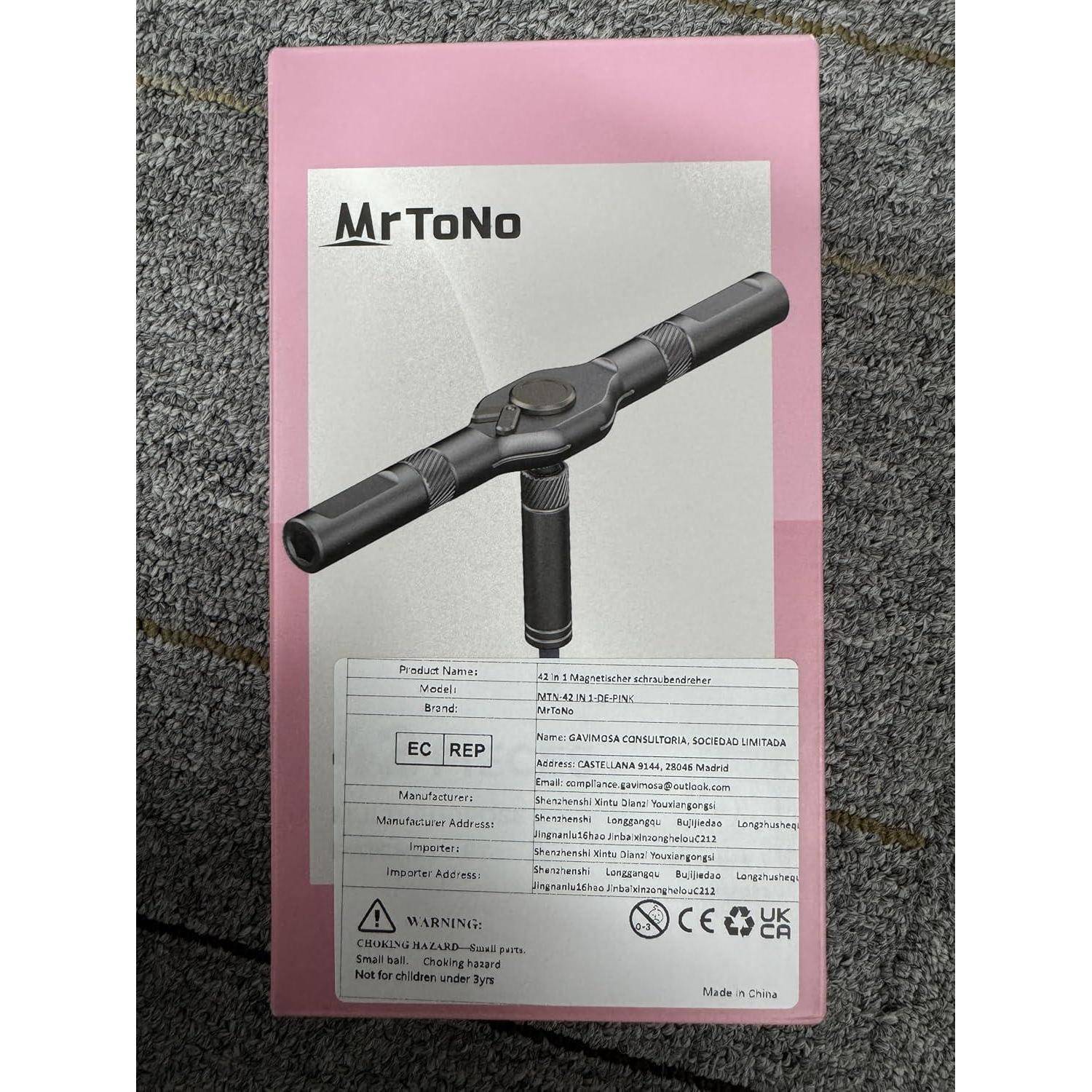 Ein Produktkarton mit einem Haarfrisier-Gerät der Marke 'MrToNo.' Angaben enthalten Modellinformationen, Zertifizierungen und Sicherheitswarnungen.
